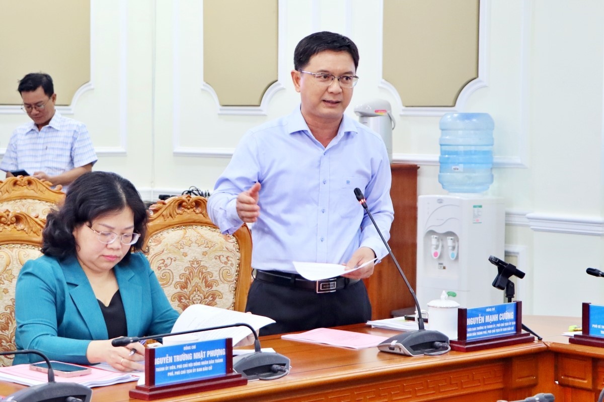 Thành viên Ủy ban bầu cử Thành phố thảo luận tại phiên họp - Ảnh: Cổng thông tin điện tử TPHCM