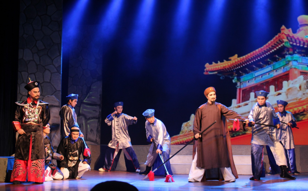 Dù là phận lưu vong, Lê Quýnh vẫn cố giữ khí tiết dân nước Nam khi quyết liệt chống lệnh cạo đầu tết tóc đuôi sam và thay y phục Mãn triều của nhà Thanh