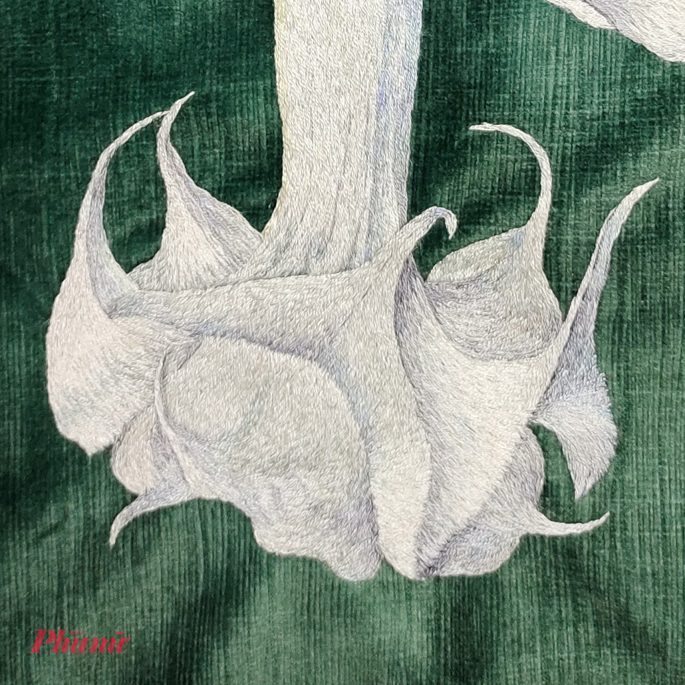 Ngoài ra, hình ảnh các loài chim, công lộng lẫy, buôn làng bình yên hay những chiếc bánh chưng, bánh tét… cũng được Khiêm tái hiện sinh động qua các tác phẩm thêu tay.