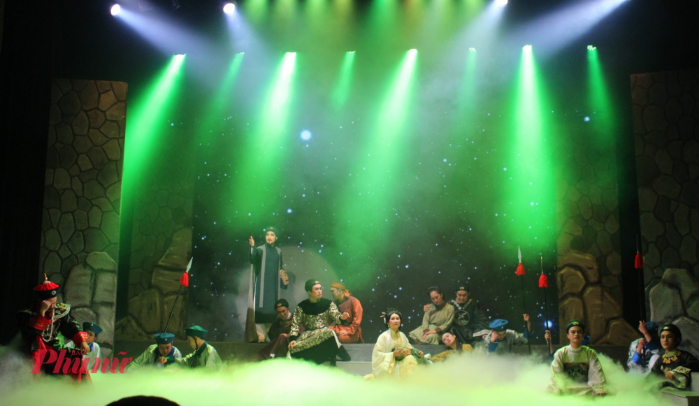 Tham gia vở còn có: NSƯT Tâm Tâm, các nghệ sĩ Hoài Nam, Trọng Hiếu, Sơn Minh