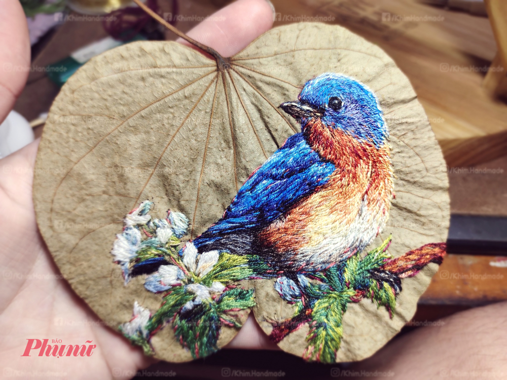 Nhiều tác phẩm được thêu trên nề lá khô.