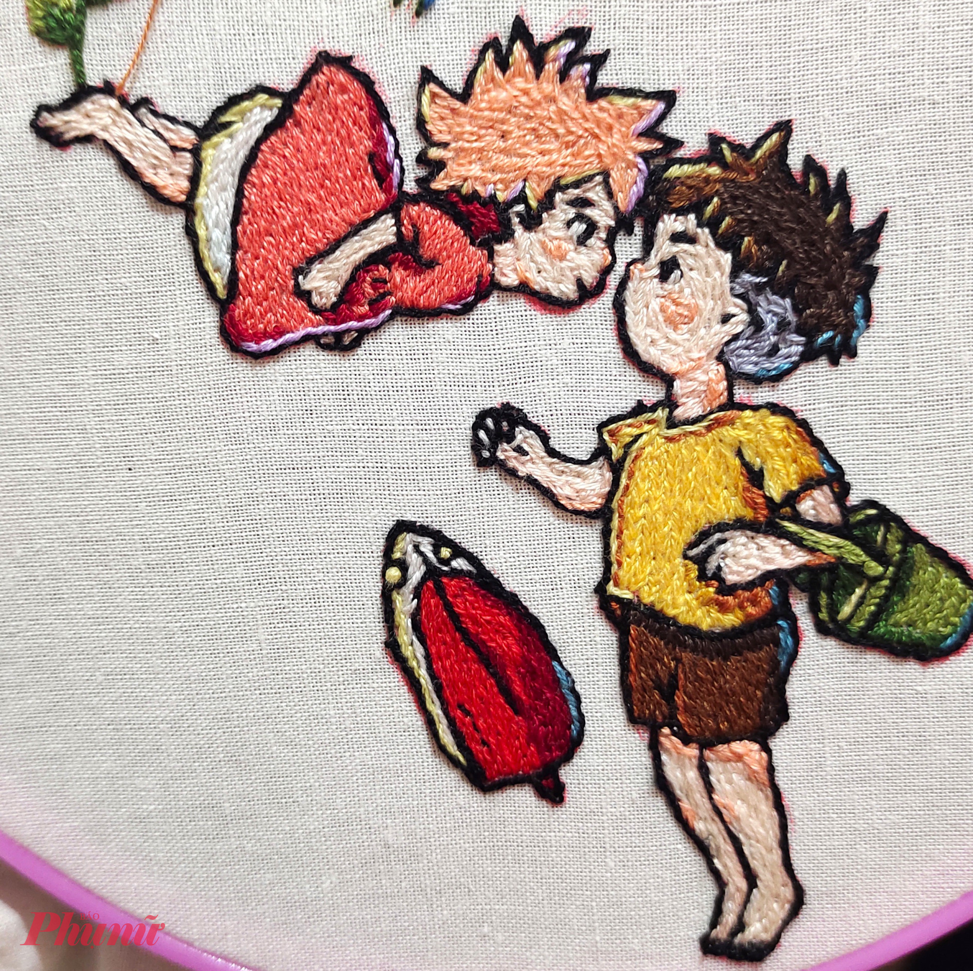 Để đạt hiệu ứng thị giác mong muốn, anh thường sử dụng từ 2 đến 7 lớp chỉ, đòi hỏi độ chính xác gần như tuyệt đối trong từng mũi kim.