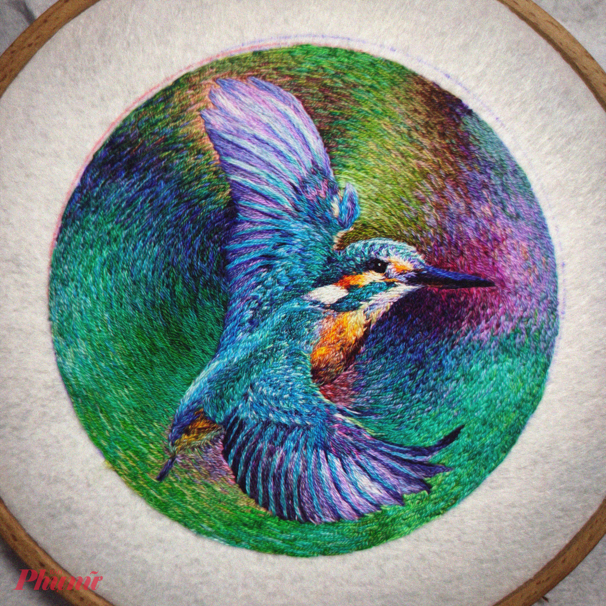 Sau nhiều thử nghiệm với các chất liệu khác nhau, tháng 3/2022, Khiêm quyết định chọn vải nỉ làm chất liệu chính cho hành trình sáng tạo. Theo anh, vải nỉ có ưu điểm ít co giãn, bề mặt kín sợi, giúp dễ kiểm soát mũi thêu và thể hiện chi tiết tinh xảo.