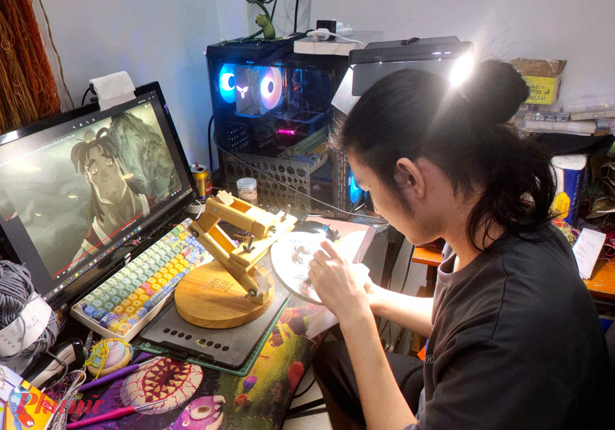 Từng được xem là công việc “chỉ dành cho phụ nữ”, thêu tay lại trở thành con đường sáng tạo mà chàng trai trẻ Nguyễn Nhật Khiêm (sinh năm 2000, phường Ea Kao, tỉnh Đắk Lắk) lựa chọn để theo đuổi đam mê. 