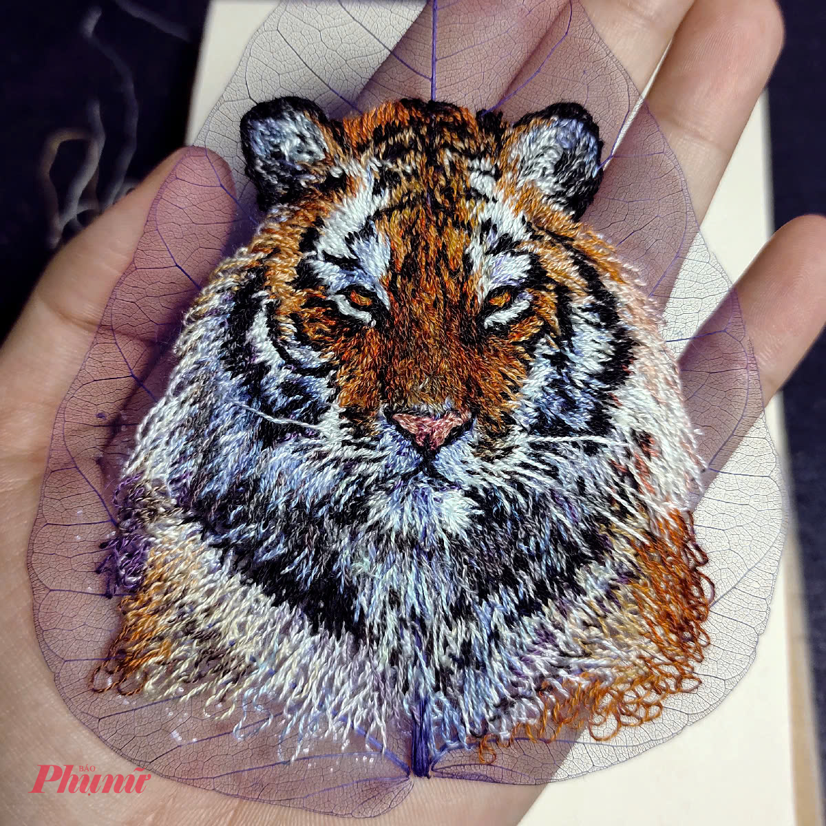 Nổi bật là bức sư tử thêu trên xương lá bồ đề, hoàn thành trong 10 ngày với hơn 100 giờ làm việc liên tục. Tác phẩm nhanh chóng tạo “hiệu ứng” mạnh mẽ khi đăng tải trên mạng xã hội, gây ấn tượng bởi thần thái oai phong của “chúa sơn lâm” trên một chất liệu vô cùng mong manh. 