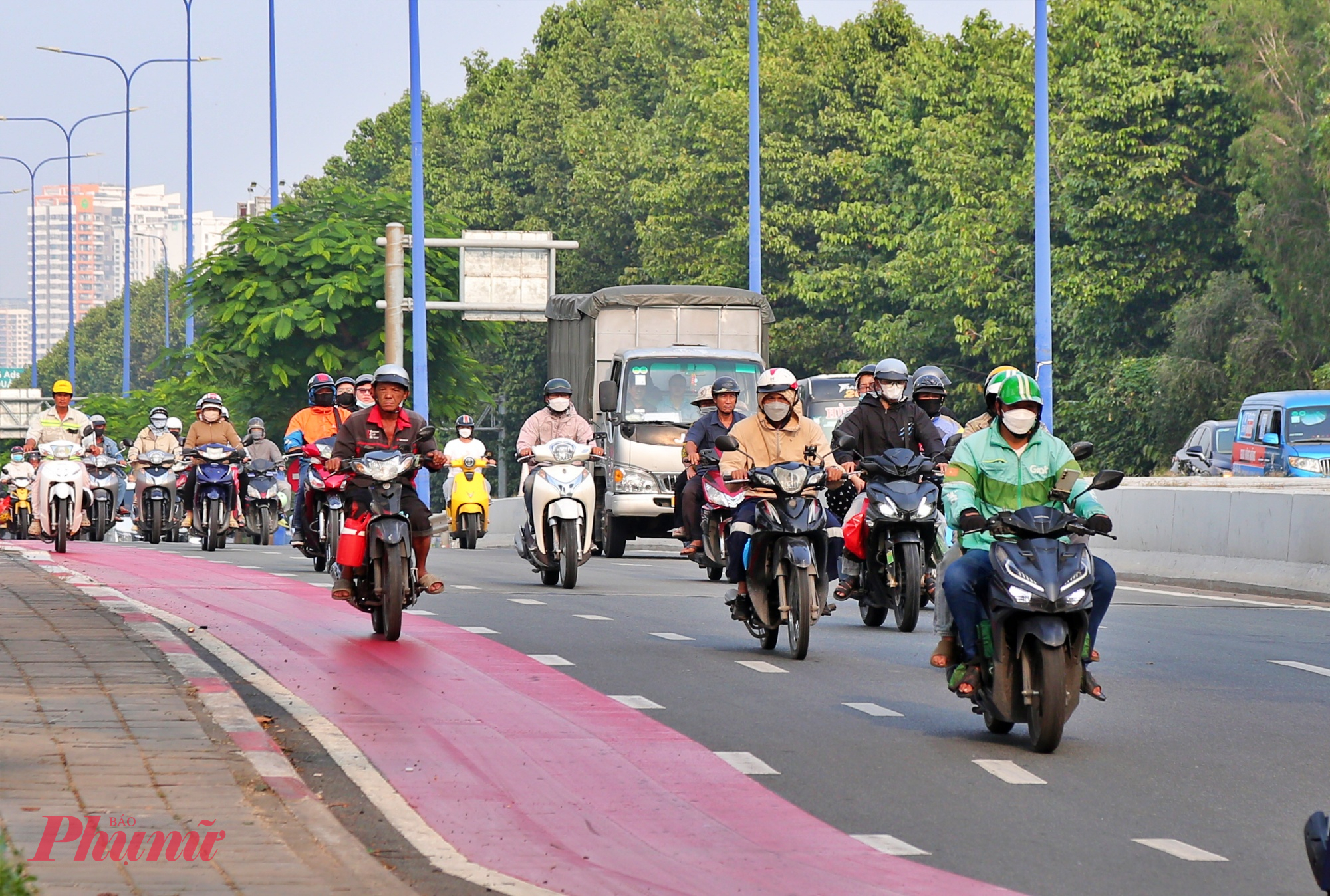 Xe máy chạy vào làn ưu tiên cho xe đạp đoạn qua cầu - Ảnh: Nguyễn Văn 