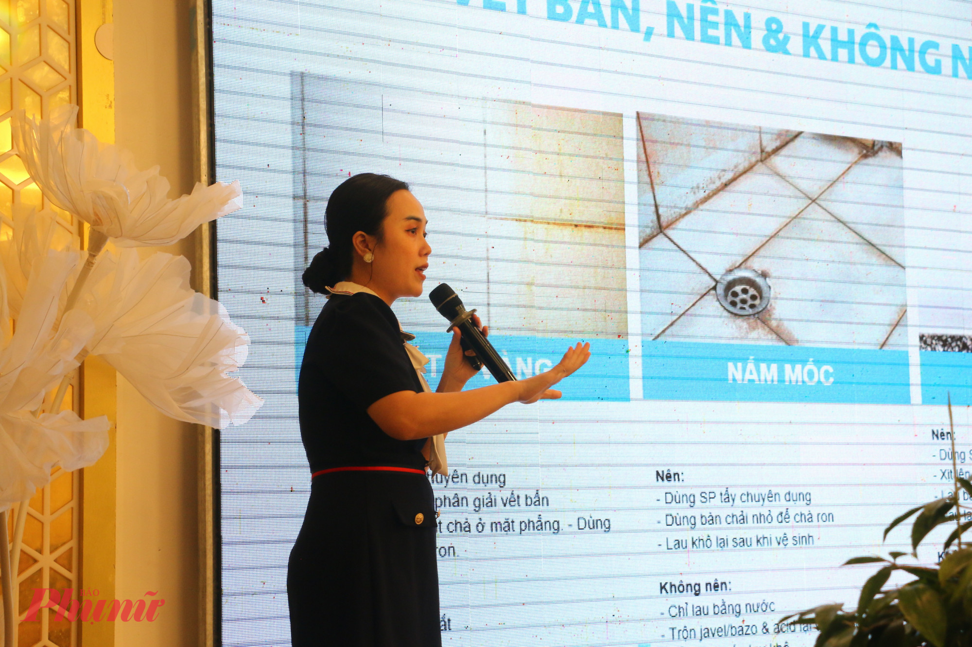 Cán bộ  tham gia chương trình chia sẻ kỹ năng “Dọn nhà 3 sạch” cùng hội viên