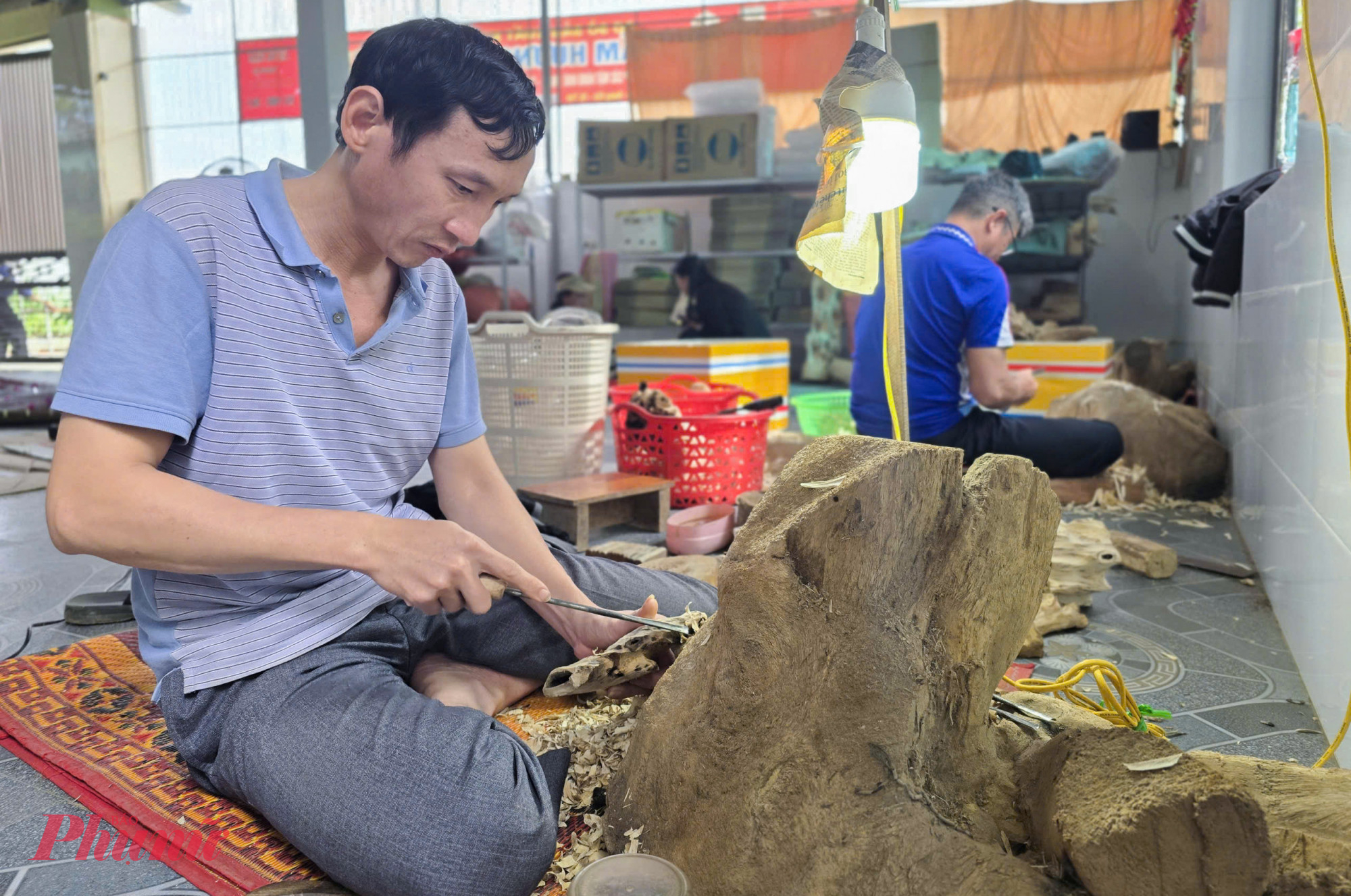 Nghề đẽo gỗ tìm trầm hương ở xã Phúc Trạch hoạt động quanh năm, song nhộn nhịp nhất vẫn là vụ tết. Những ngày này, tại các xưởng sản xuất, tiếng đục, tiếng cưa vang lên liên hồi. Thợ làm hương, thợ đẽo trầm làm việc từ sáng sớm đến tối muộn để kịp tiến độ đơn hàng tăng gấp đôi, thậm chí gấp ba so với ngày thường.