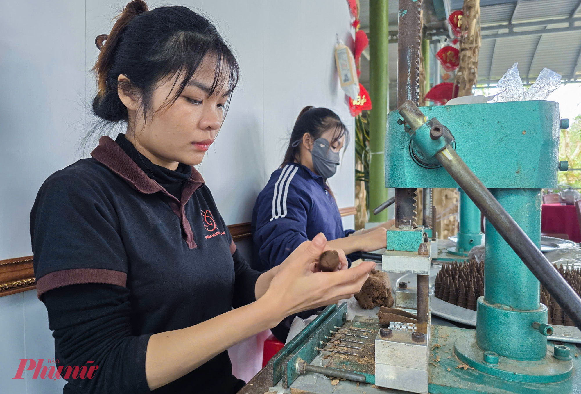 Khi lấy hết trầm, phần gỗ dăm và xác tỉa của cây dó bầu sẽ được phơi vài nắng để nấu tinh dầu, hoặc đem bỏ vào máy xay lấy bột làm nhang, hương thẻ, nụ trầm… Mỗi cơ sở lại có bí quyết pha trộn riêng, làm nên thương hiệu, song tất cả đều có thành phần có trầm hương từ cây dó bầu, tạo mùi thơm dịu ngọt, ấm áp.