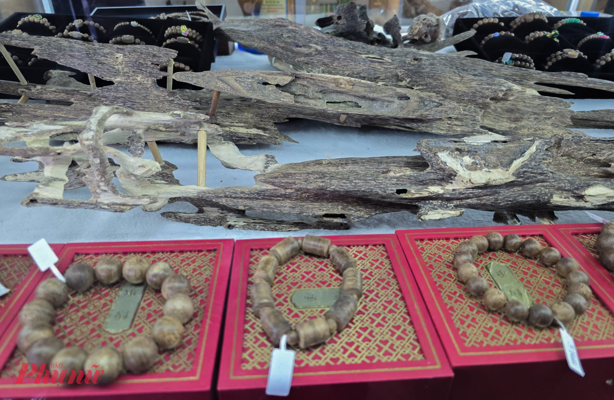 Ngoài trầm cảnh, gỗ trầm còn được chế tác thành vòng tay, trang sức cao cấp. Thị trường tiêu thụ chủ yếu là Huế, Quảng Trị, Khánh Hòa… Sau khi trừ chi phí, mỗi cơ sở sản xuất có thể thu lãi từ hàng chục đến hàng trăm triệu đồng dịp tết.