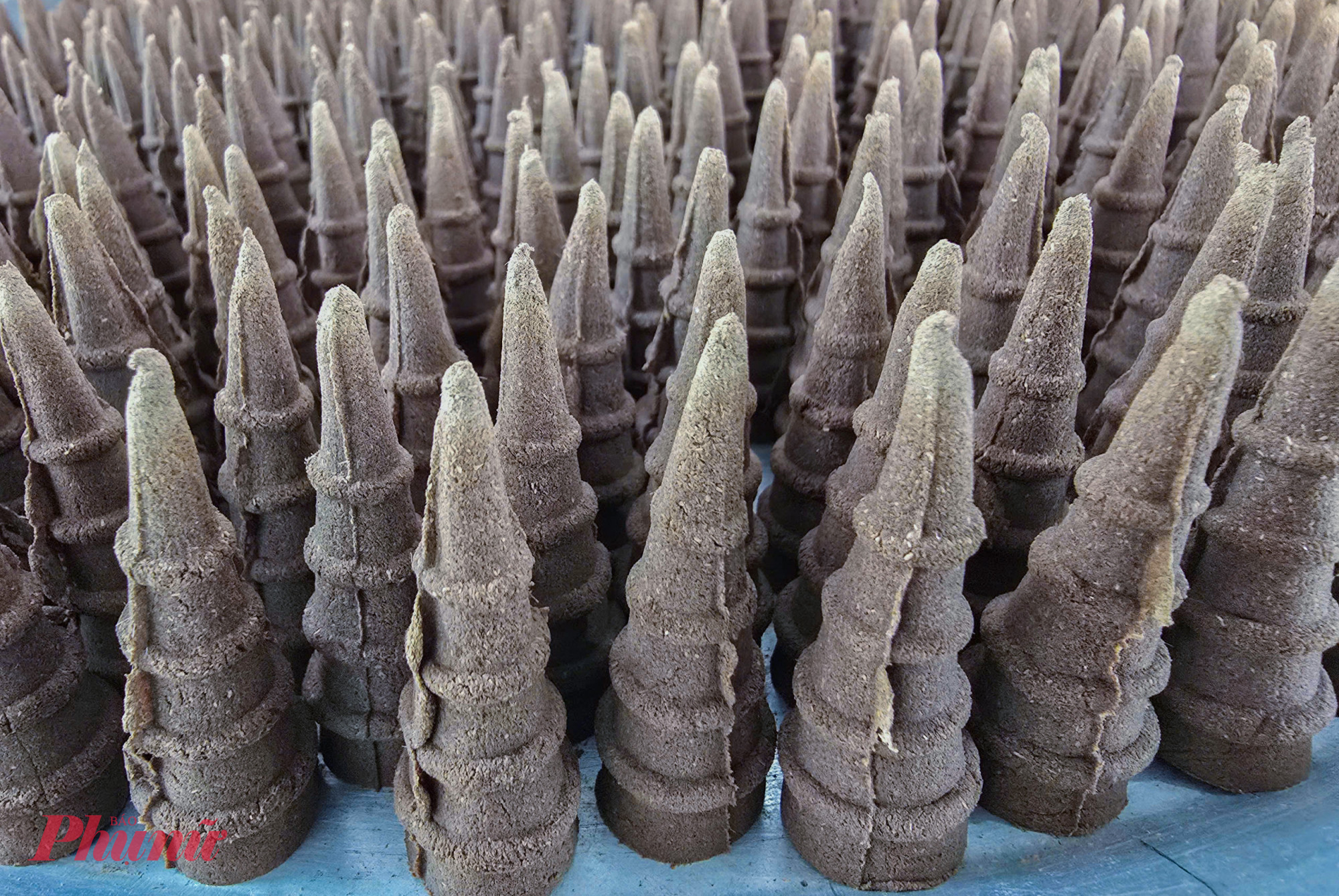 Trầm nụ có hàm lượng trầm cao, khói chìm, khi đốt tạo thành “thác khói” đẹp mắt, vừa dùng xông phòng vừa làm vật trang trí.