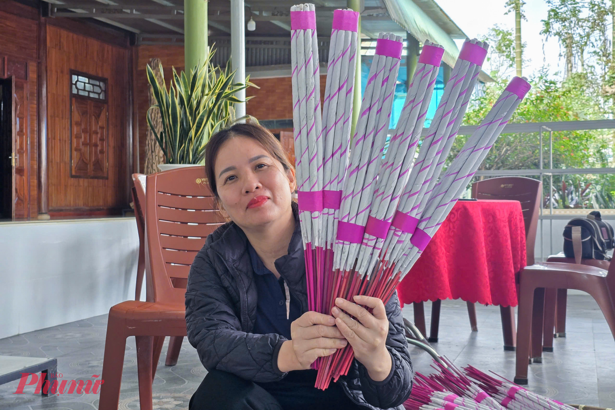 Chị Võ Thị Nga (50 tuổi, chủ một cơ sở sản xuất trầm hương ở xã Phúc Trạch) - cho biết, vụ tết kéo dài từ tháng 10 Âm lịch đến hết tháng 1 Âm lịch năm sau. Dịp này, ngoài 16 công nhân của cơ sở, chị phải thuê thêm 15 thợ lành nghề từ các địa phương lân cận về làm việc để kịp các đơn hàng tết. “Dịp này làm ngày đến đêm mới nghỉ, bởi đây là thời điểm mang lại nguồn thu lớn cho gia đình, tạo công ăn việc làm cho người dân địa phương” - chị Nga nói.