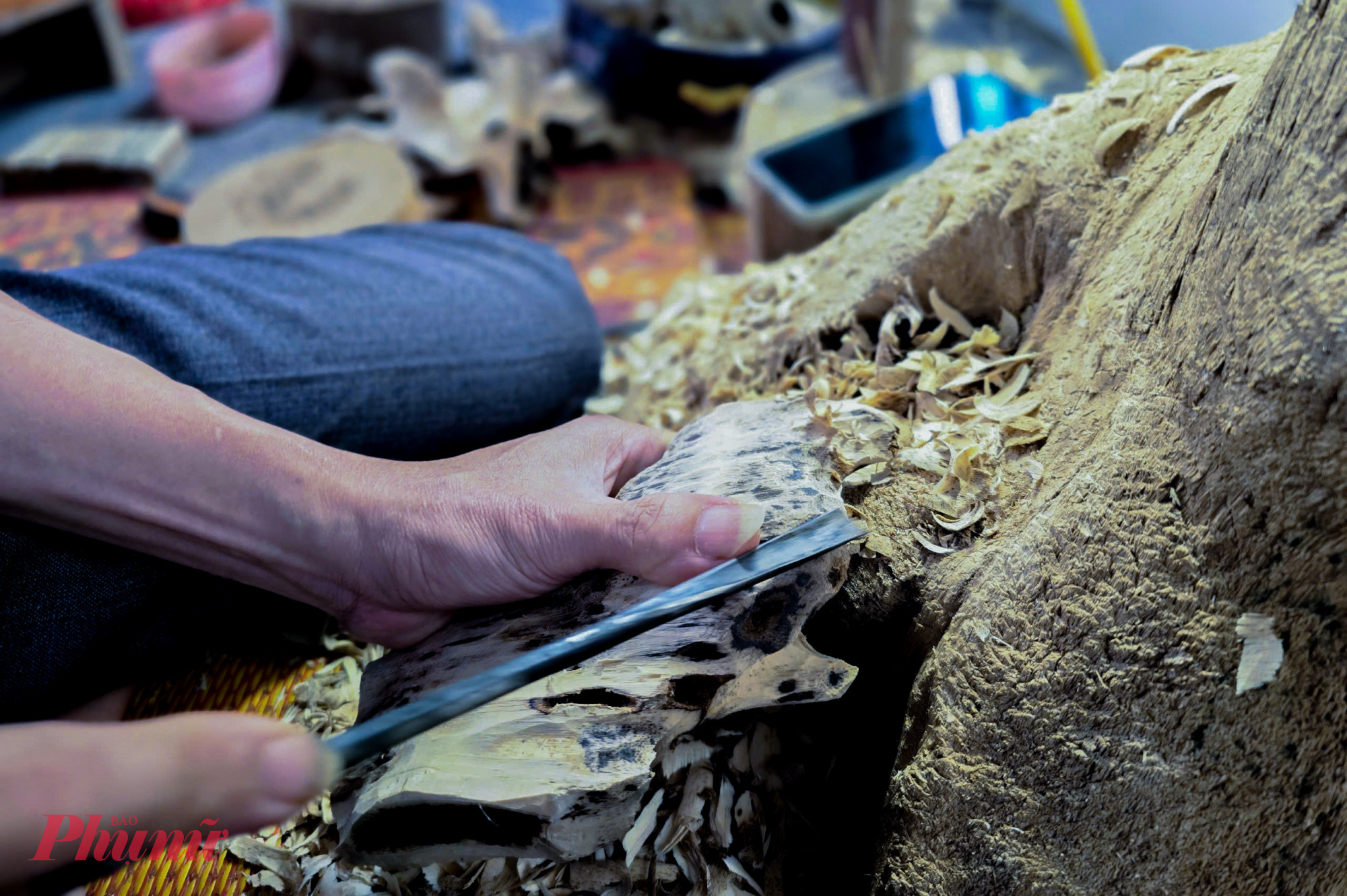 Mỗi công nhân đảm nhận một công việc riêng. Việc đẽo gỗ tìm trầm hương diễn ra lặng lẽ nhưng đòi hỏi nhiều công phu nhất. Khi đẽo khúc cây dó bầu thành từng miếng nhỏ, hễ thấy xuất hiện mạch trầm màu đen, người thợ lập tức dừng lại, dùng đục tỉa bỏ phần gỗ trắng, giữ lại phần trầm quý. 