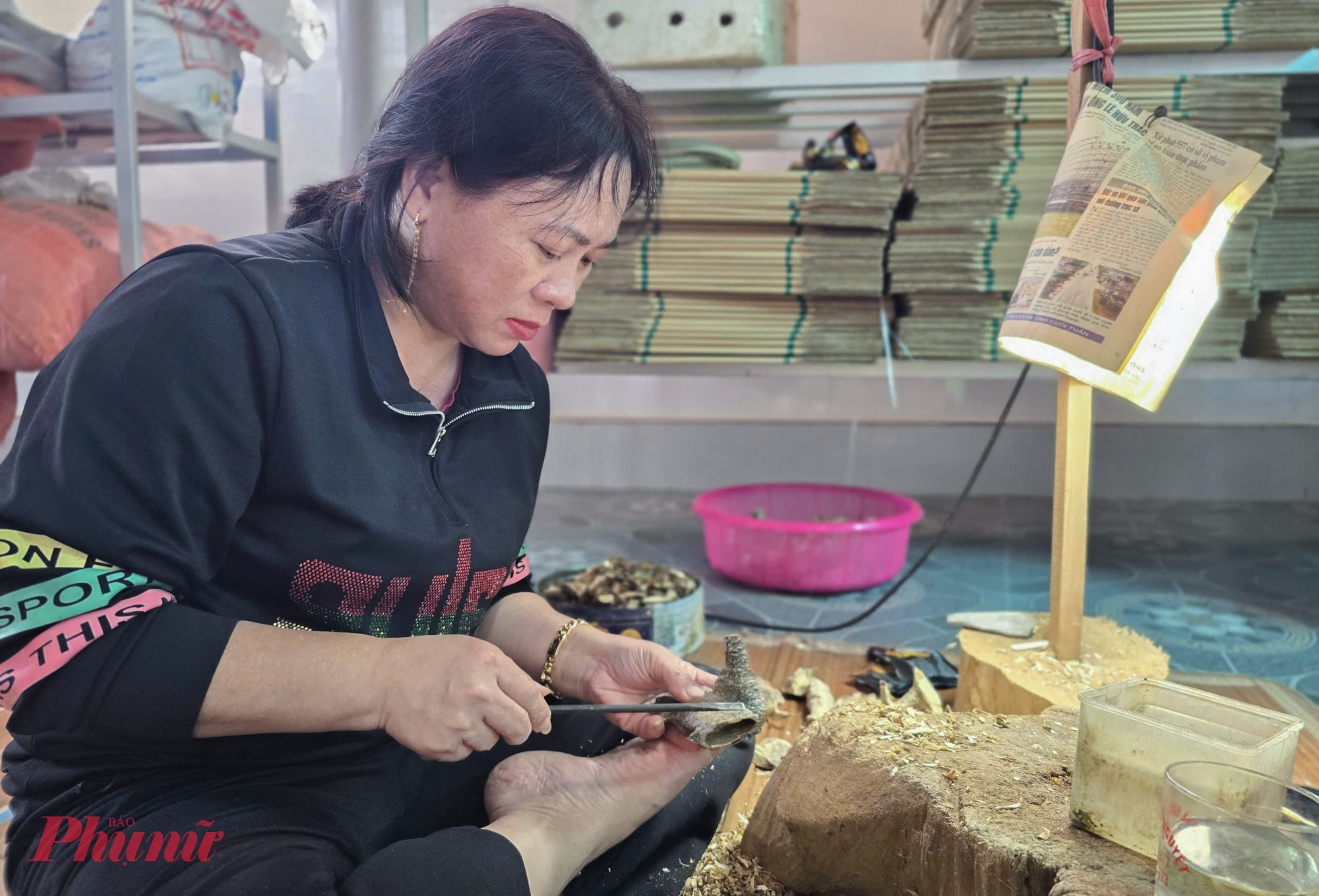 Sau khi lược bỏ lớp gỗ màu trắng không có trầm, thợ tiếp tục phải bào gọt tỉ mỉ để giữ lại miếng trầm hương thành phẩm. Chị Nguyễn Thị Thúy (50 tuổi) cho hay, công việc này thường do những thợ trung niên, giàu kinh nghiệm đảm nhiệm. Làm nghề xoi, tỉa trầm cần sự kiên trì và tỉ mẩn. “Có những mạch trầm uốn lượn rất phức tạp, phải dùng đục nhỏ nạo từng chút” - chị Thúy nói.