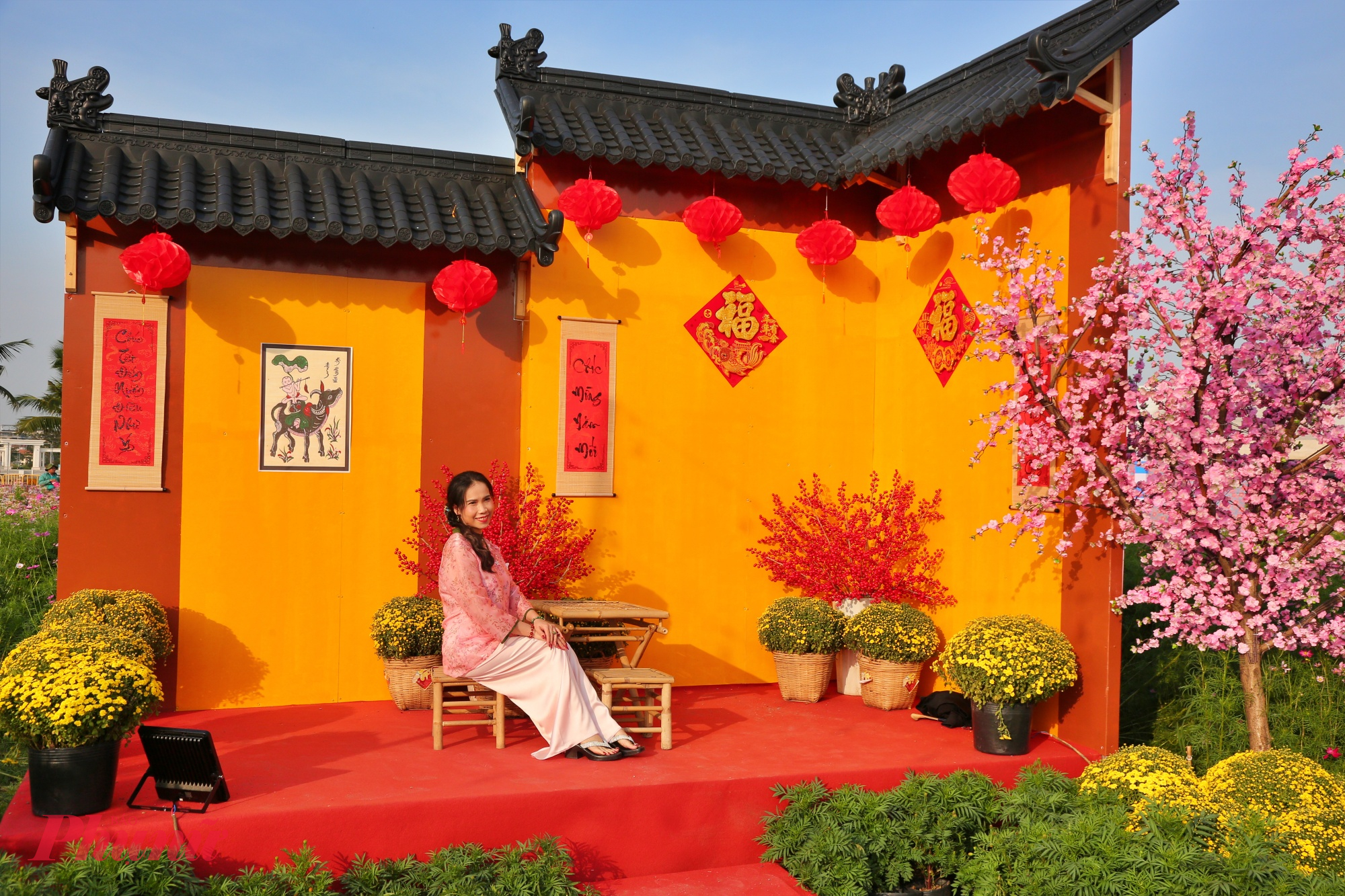 Khu vực Tết miền Bắc mở ra với vẻ cổ kính, trầm mặc. Sắc đào hồng phai, những nếp nhà truyền thống, tranh Đông Hồ mộc mạc gợi nhớ Tết xưa, nơi hương trầm và không khí đoàn viên luôn hiện hữu. 