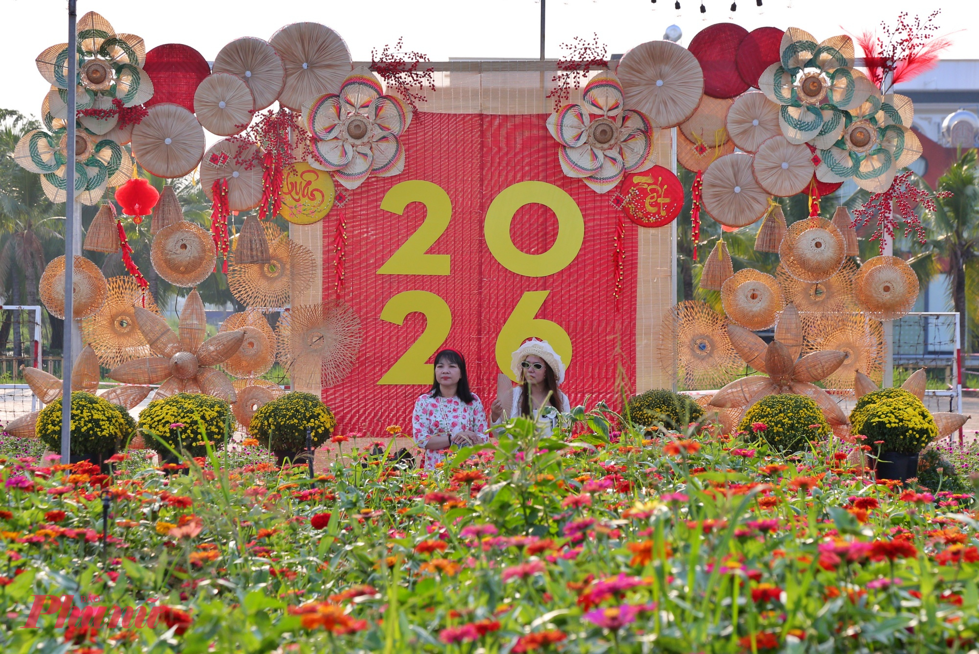 Những ngày đầu năm 2026, khi không khí xuân vẫn còn phảng phất, đông đảo người dân TPHCM đã tranh thủ tìm đến vườn hoa Tết “4 miền” tại khu đô thị Vạn Phúc (phường Hiệp Bình) để “du xuân xuyên Việt”.