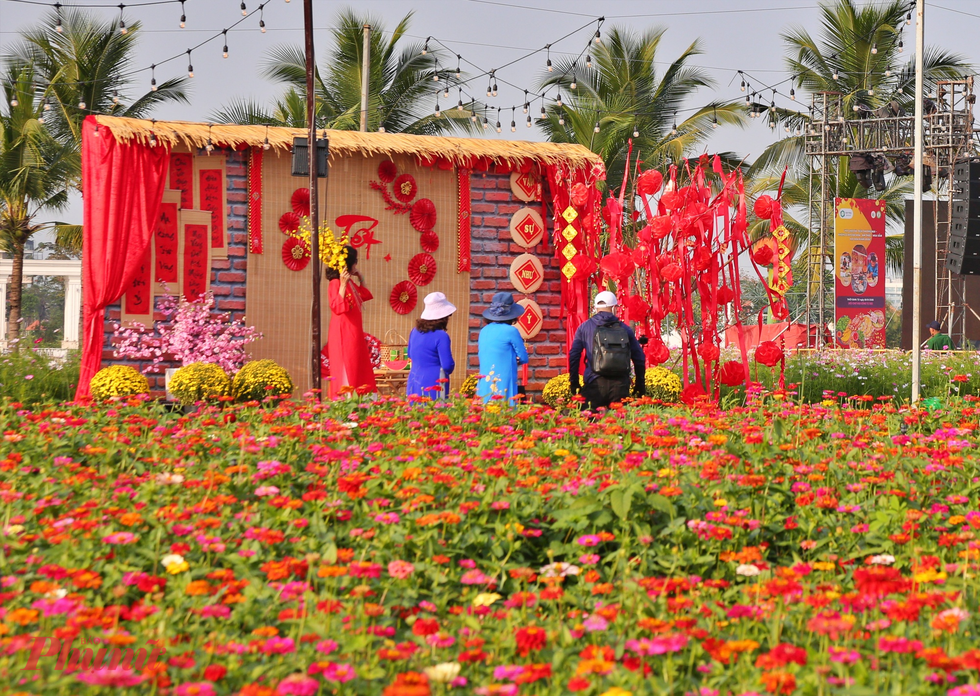 Không gian Tết phương Nam lại rộn ràng và tràn đầy năng lượng. Sắc mai vàng tươi tắn phủ khắp khu vườn, mang theo cảm giác phóng khoáng, tươi vui đặc trưng của phương Nam. Đây cũng là khu vực được nhiều bạn trẻ lựa chọn để ghi lại những bức ảnh xuân rực rỡ.