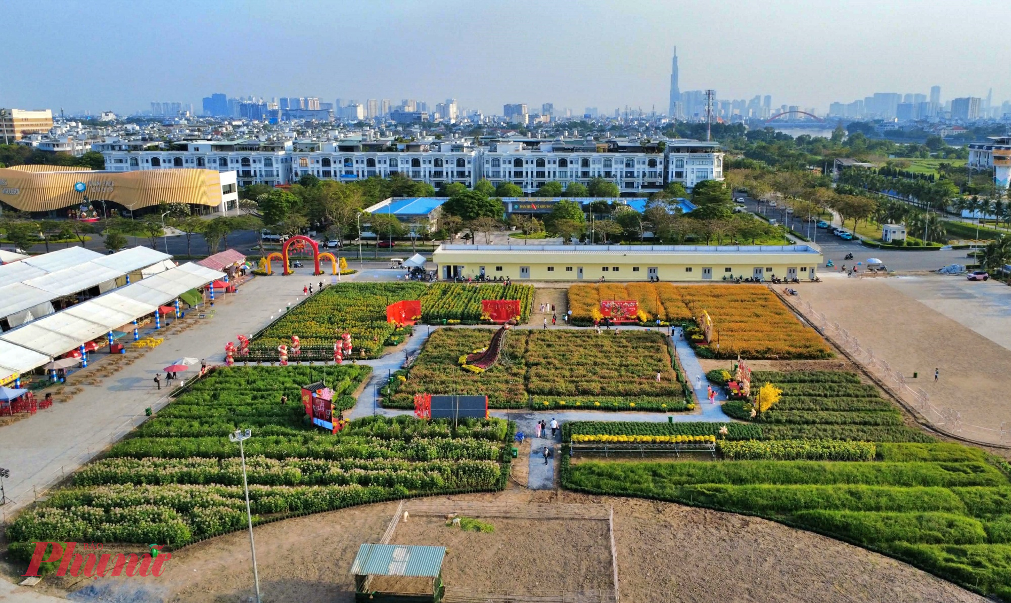 Không ít du khách thích thú cho biết chỉ cần dạo một vòng là đã “ngửi thấy mùi Tết quê”.