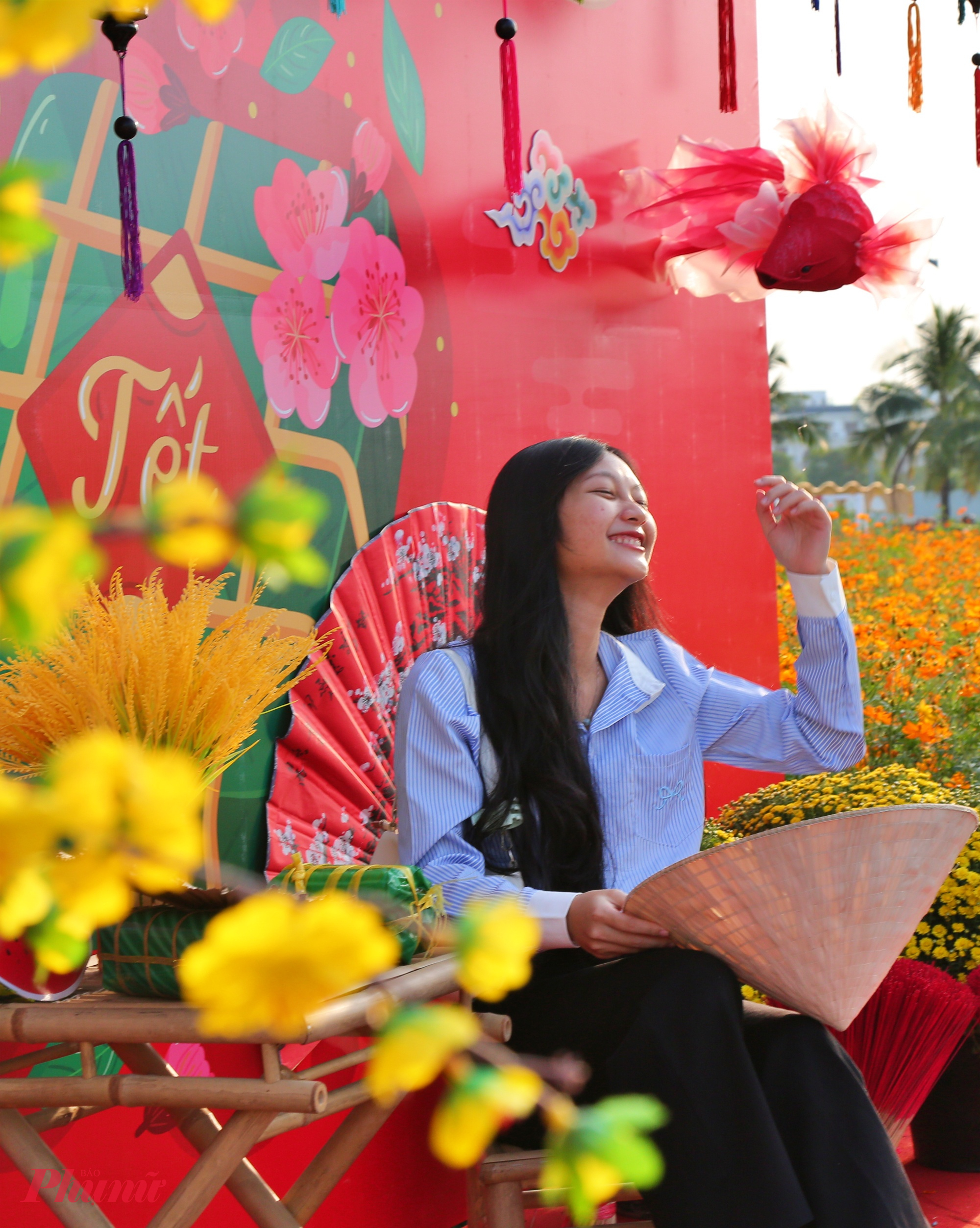 Thảo Vy và Cẩm Ngân (sinh viên ở phường Bình Thạnh, TPHCM) cho biết, khi biết tin vườn hoa Tết ở đây mở cửa sớm nên sau khi học xong, sắp xếp đến đây “check in”. Cả hai lần đầu đến đây và vô cùng bất ngờ khi vườn hoa không chỉ có mỗi hoa mà nhiều concept Tết độc đáo, thỏa thích để có những bức ảnh đẹp. 