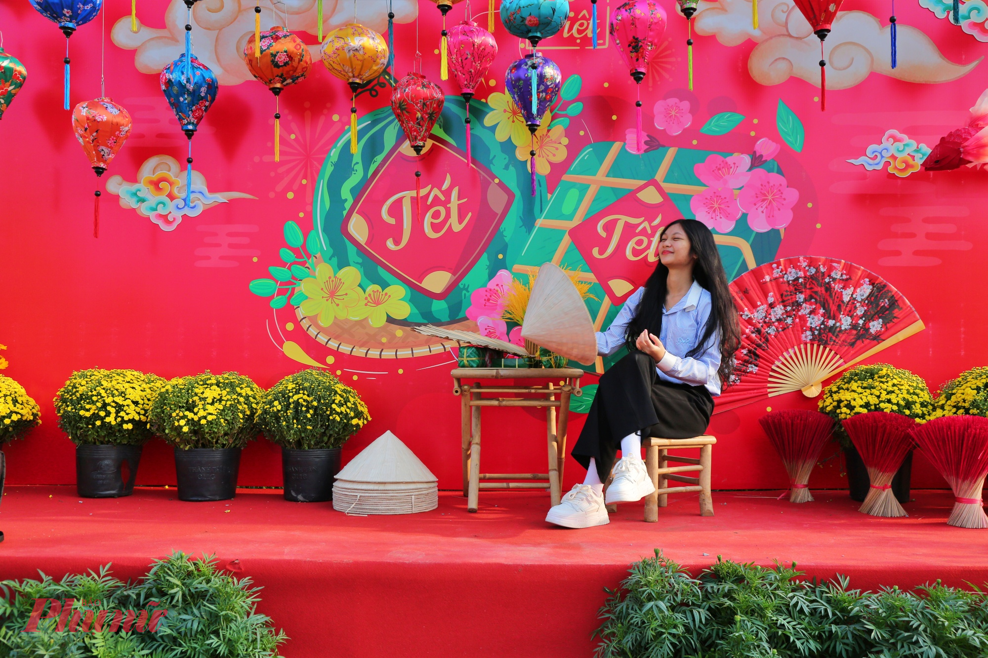 Tiếp nối là Tết miền Trung với vẻ đẹp mộc mạc, dung dị với những chiếc đèn lồng, kết hợp cùng các tiểu cảnh giản đơn nhưng tinh tế, gợi lên hình ảnh một miền đất khắc khổ mà ấm áp, nơi Tết đến là niềm mong chờ sau một năm nhiều vất vả.