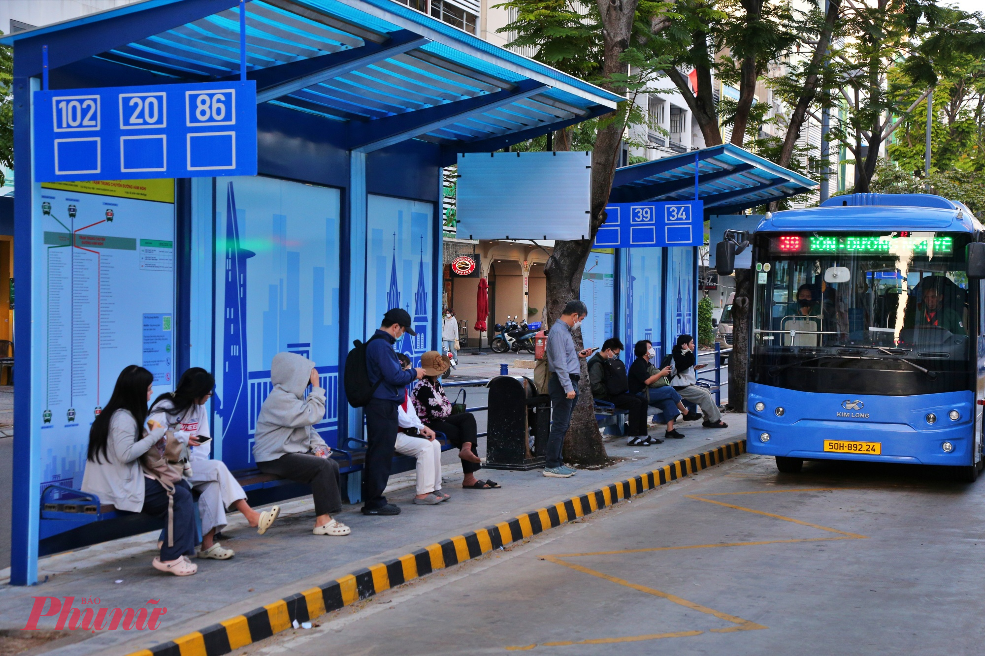 Sinh viên, người dân ngồi co ro đón xe buýt trên đường Hàm Nghi (quận 1 trước đây).