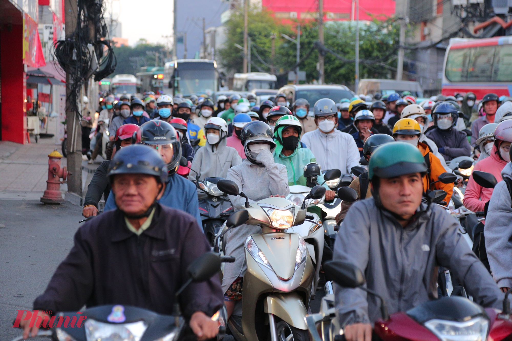 Sáng sớm nay (9/1), TPHCM khoác lên mình một diện mạo rất khác khi nền nhiệt giảm sâu xuống khoảng 18 độ C.