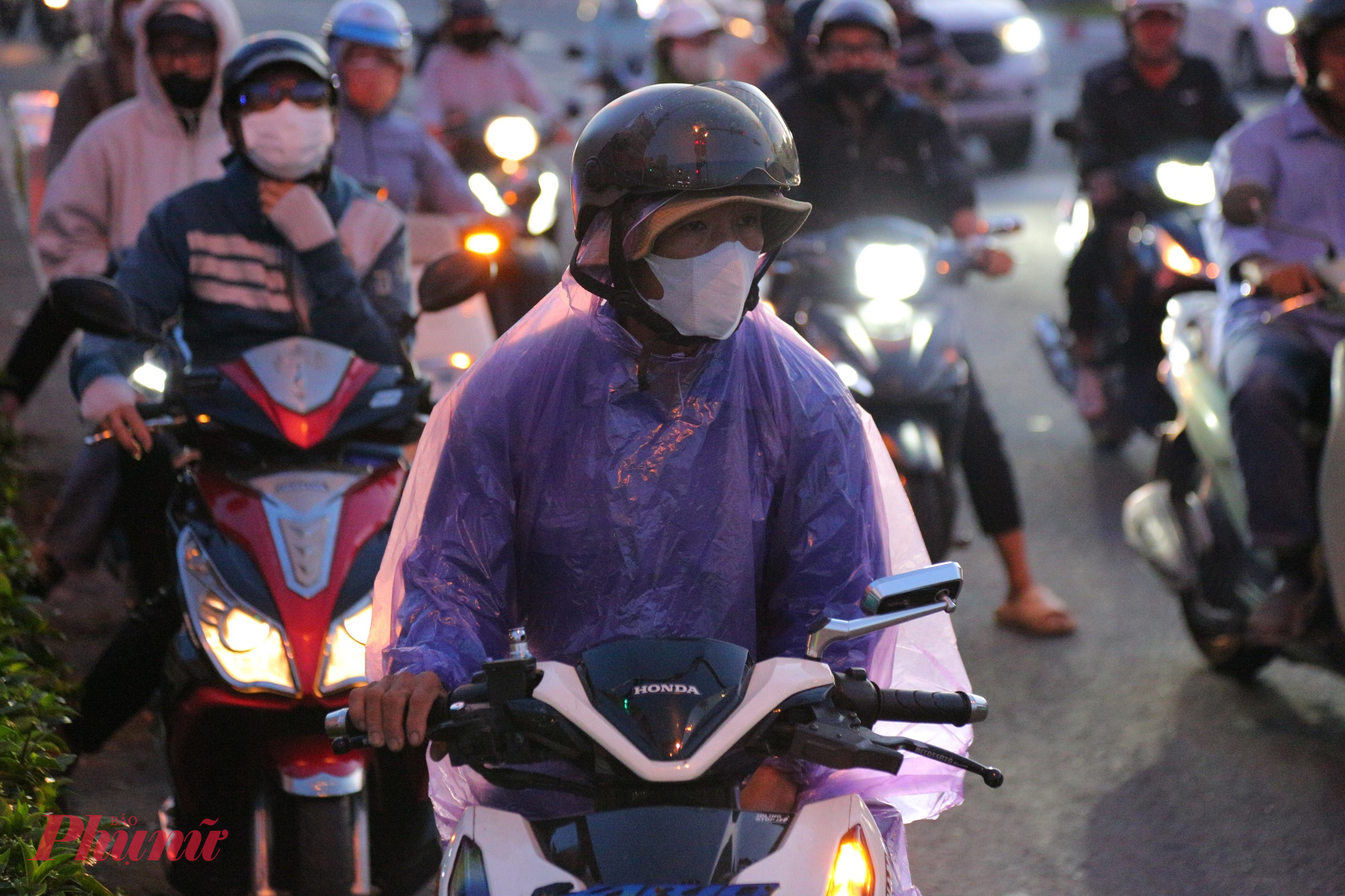 Không khí lạnh 18 độ C cũng khiến nhiều người đi làm sớm gặp khó khăn. Anh Lợi (43 tuổi, phường Dĩ An) cho biết trên quãng đường dài chạy xe vào trung tâm thành phố, cái lạnh như cắt da cắt thịt, gió tạt thẳng vào người. “Hôm nay trời lạnh quá, chạy xe mà run người luôn, tôi phải dừng lại mặc áo mưa mới chạy tiếp được. Do ở xa nên tôi phải dậy sớm chạy xe xuống trung tâm TP.HCM đi làm, may mà đem theo áo mưa nên đỡ lạnh hơn,” anh nói.