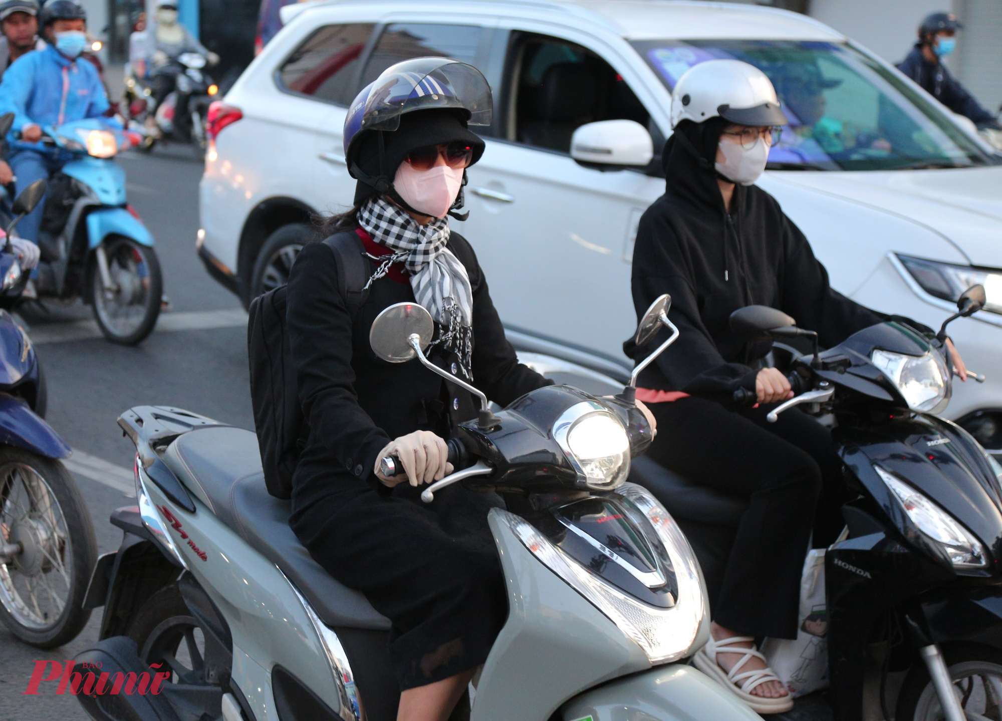 hình ảnh người dân trang bị áo ấm dày, khăn quàng cổ, đôi tay co lại, xuýt xoa khi chạy xe trở nên quen thuộc. 