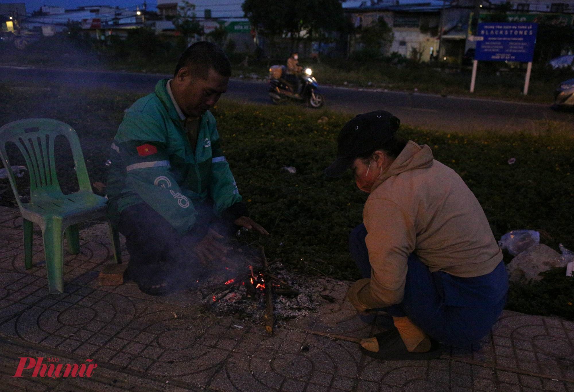 Chị Trâm chia sẻ: “Hôm nay trời lạnh quá, lạnh nhất trong những ngày qua nên tôi dậy sớm mưu sinh và đốt lửa để sưởi ấm. Thấy đốm lửa, một số anh xe ôm cũng đến hơ tay cho đỡ lạnh. Trước đây mấy năm, cha tôi lúc còn sống cũng ra đây mưu sinh bơm vá xe và cũng đốt đốm lửa nhỏ để sưởi ấm khi trời lạnh, nay tôi ra phụ mẹ cũng làm tương tự vì lạnh quá. Lúc 4h30 chạy xe ra đây mà lạnh run người.”