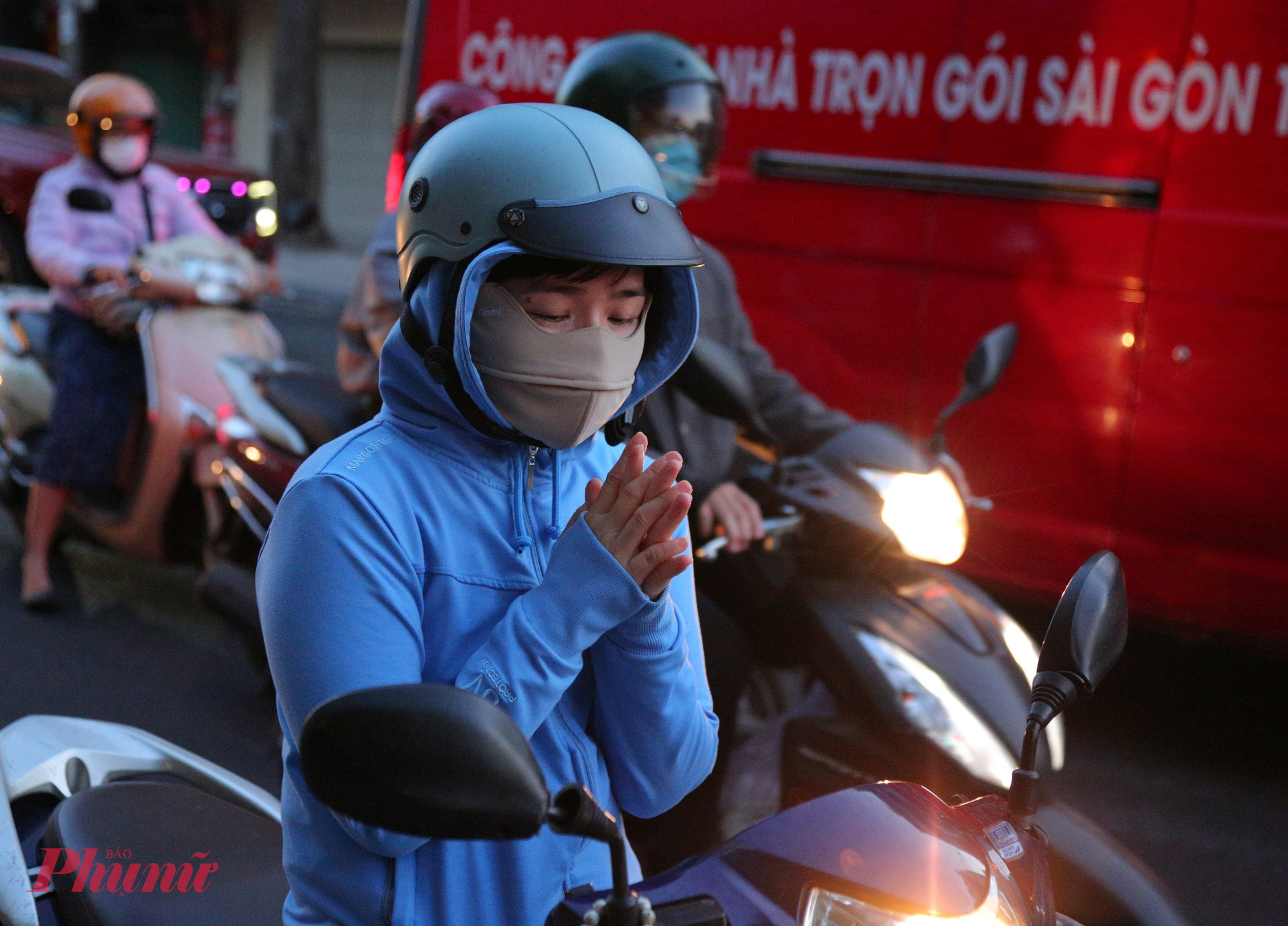 Không khí lạnh tràn về khiến sương mỏng lảng bảng trên các tuyến đường, gió thổi hun hút, mang theo cảm giác buốt lạnh hiếm hoi giữa đô thị phương Nam vốn quen nắng nóng quanh năm.