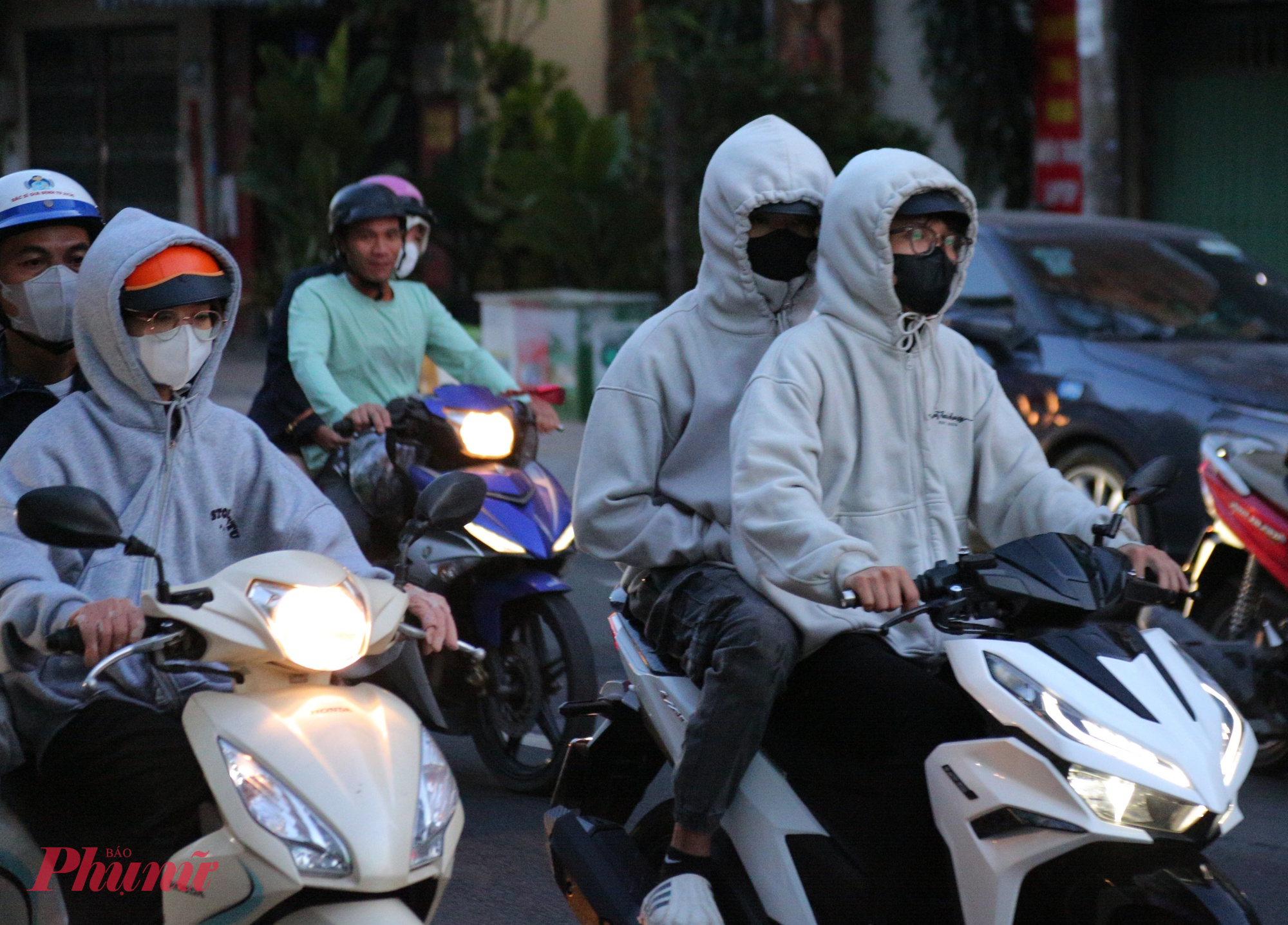 Những chàng trai dậy sớm đi làm, đi học thường ngày với trang phục mát mẻ nhưng hôm nay lại trùm kín mít từ đầu đến chân, đeo bao tay vì lạnh.