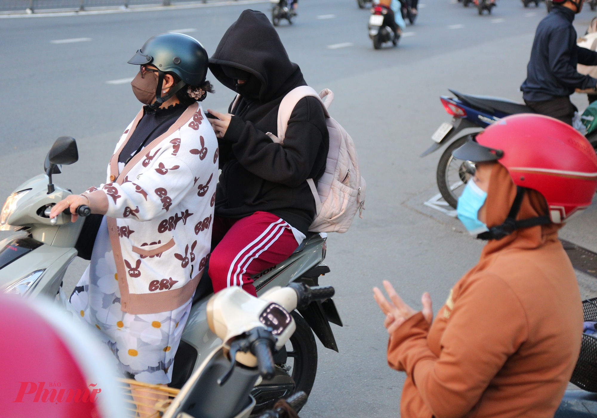 Dọc các tuyến đường lớn như Phạm Văn Đồng, Nguyễn Huệ, Đinh Bộ Lĩnh…, hình ảnh người dân trang bị áo ấm dày, khăn quàng cổ, đôi tay co lại, xuýt xoa khi chạy xe trở nên quen thuộc. 