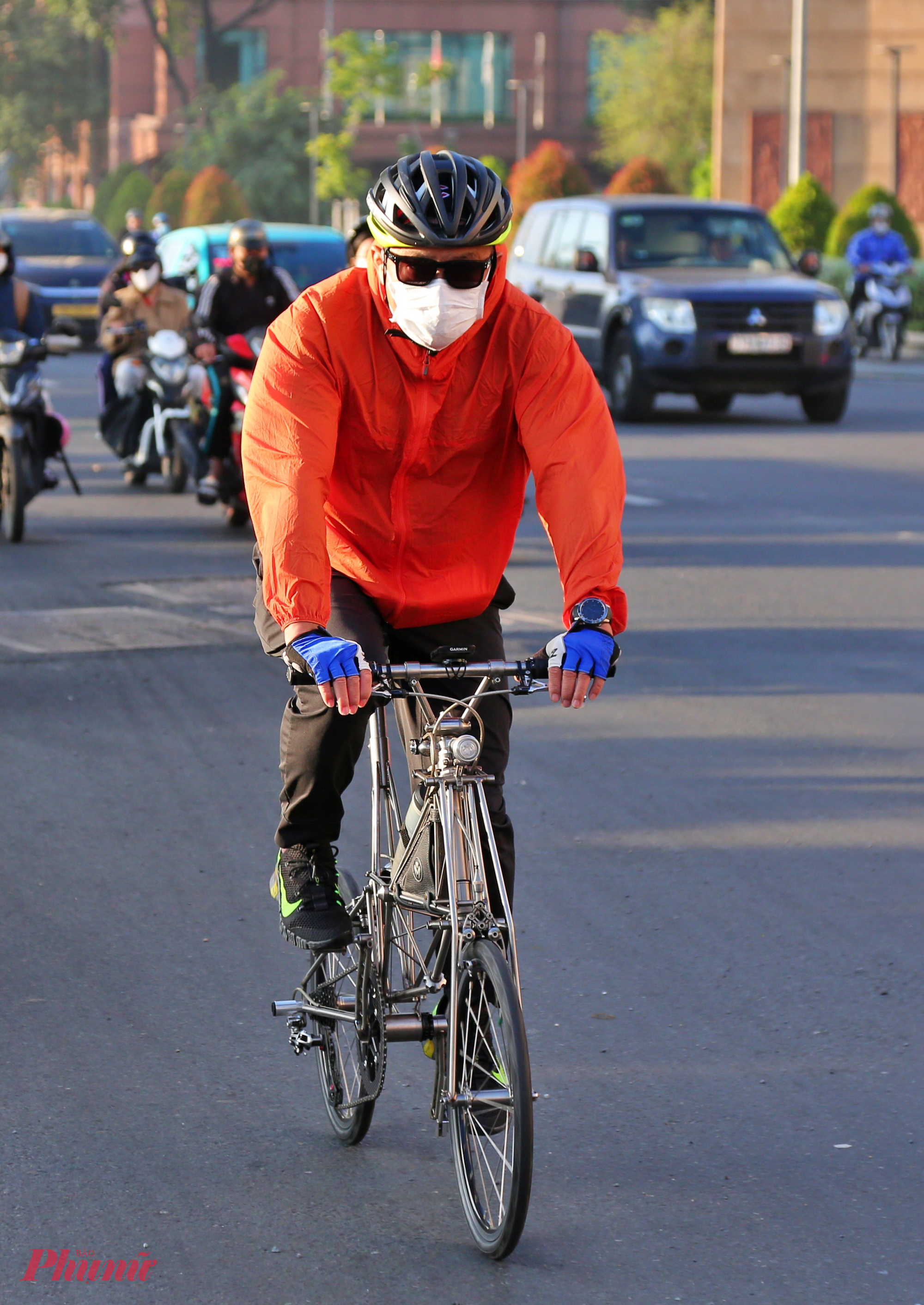 Nhiều người đi xe đạp sáng nay cũng mặc áo khoác kín mít vì gió lạnh đến run người khi di chuyển tốc độ cao.