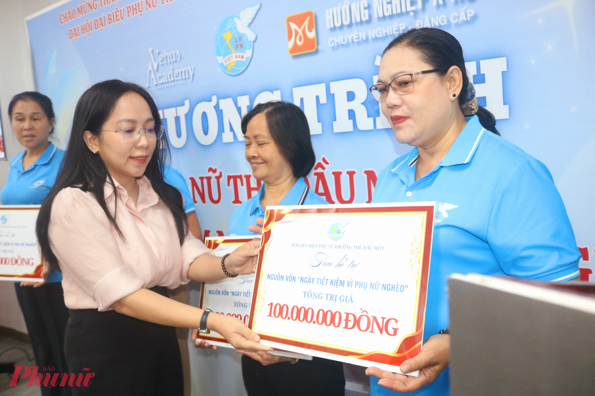 Bà Lê Thị Thúy Hà – Phó chủ tịch Ủy ban MTTQ Việt Nam phường Thủ Dầu Một, Chủ tịch Hội LHPN phường – trao bảng tượng trưng nguồn vốn hỗ trợ khởi nghiệp đến đại diện các cụm thi đua trên địa bàn - Ảnh: Mẫn Nhi