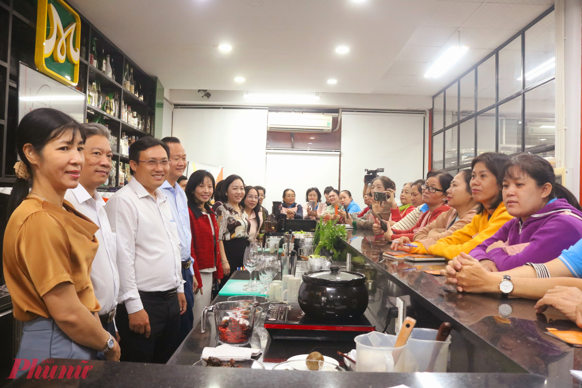 Đại biểu tham quan khu vực chị em học lý thuyết và thực hành pha chế thức uống - Ảnh: Mẫn Nhi