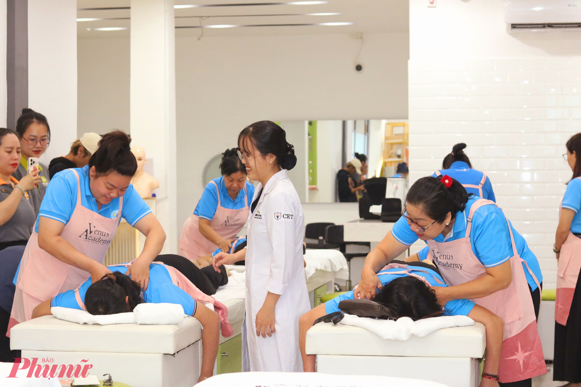 Các dì, các chị được hướng dẫn thực hành mát xa thư giãn - Ảnh: Mẫn Nhi