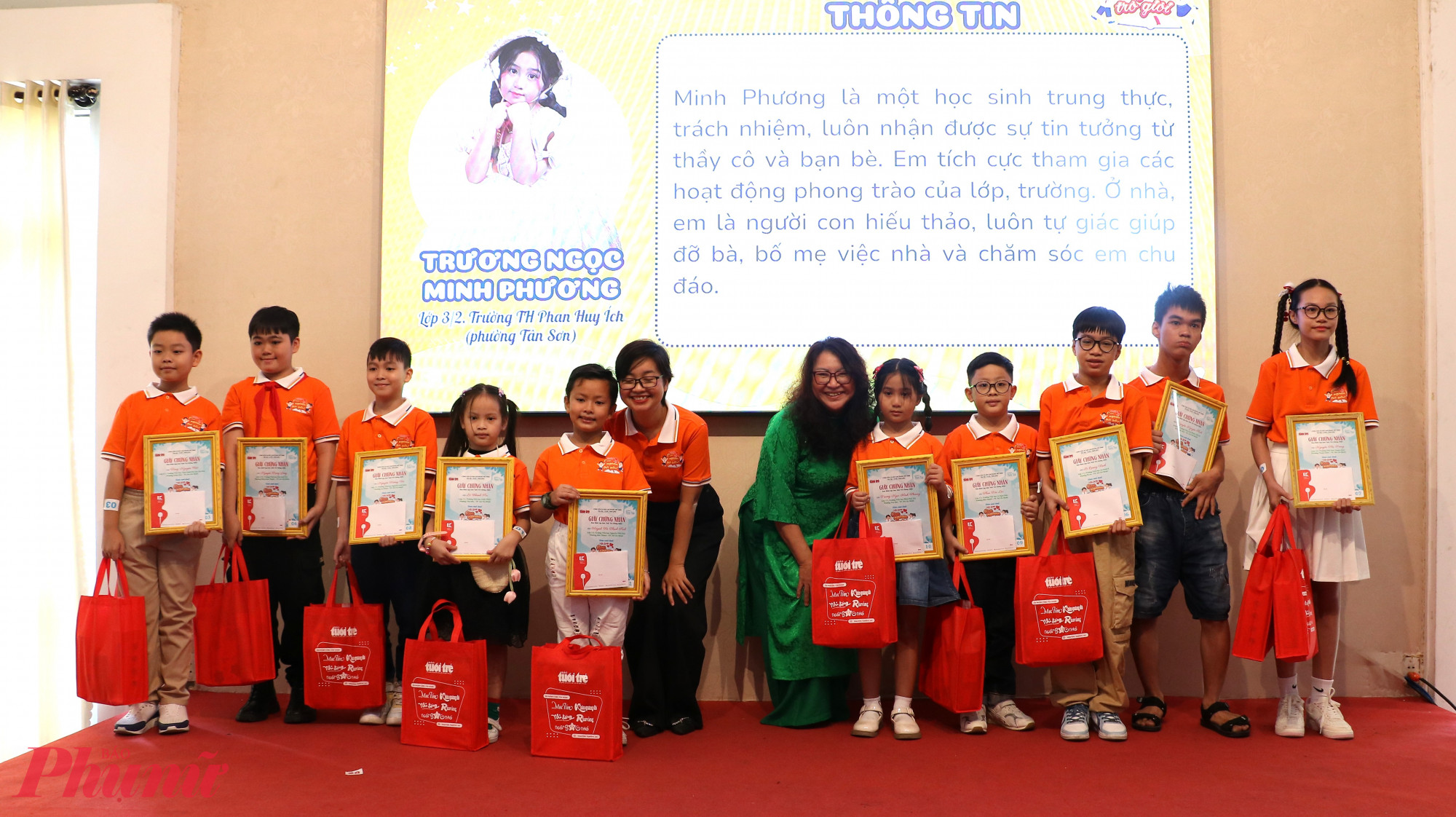 Tại buổi liên hoan, 150 học sinh được vinh danh đều nhận giấy chứng nhận, tiền mặt và quà tặng từ ban tổ chức - Ảnh: Trang Thư