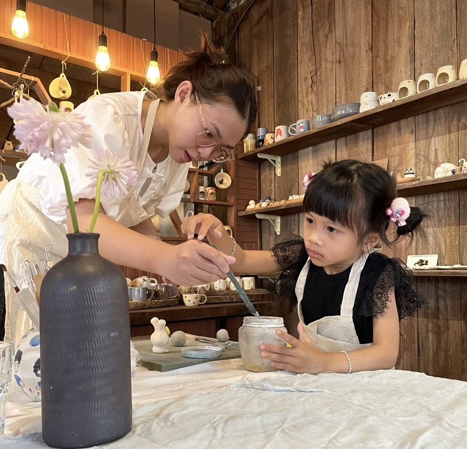 Con gái trong một lớp dạy làm đồ handmade. Ảnh: Nhân vật cung cấp