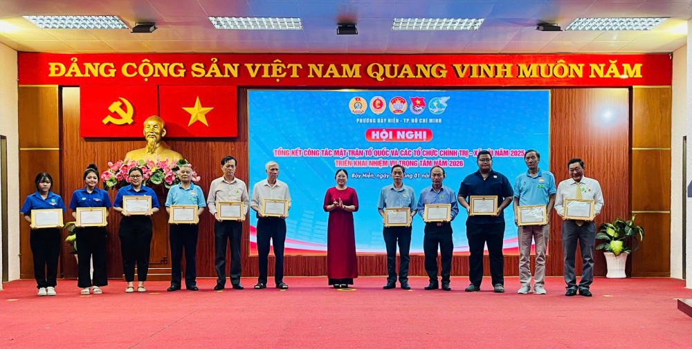 Bà Tôn Nữ Hồng Châu – Phó Bí thư Thường trực Đảng ủy phường trao tặng Giấy khen của Ủy ban nhân dân phường cho các tập thể Hoàn thành xuất sắc công tác Mặt trận Tổ quốc và các tổ chức chính trị – xã hội phường năm 2025. 