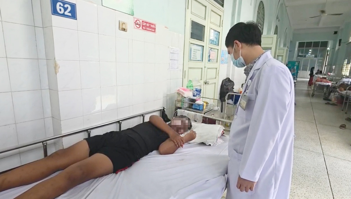 Bác sĩ Phúc thăm khám cho bé, ảnh BVCC