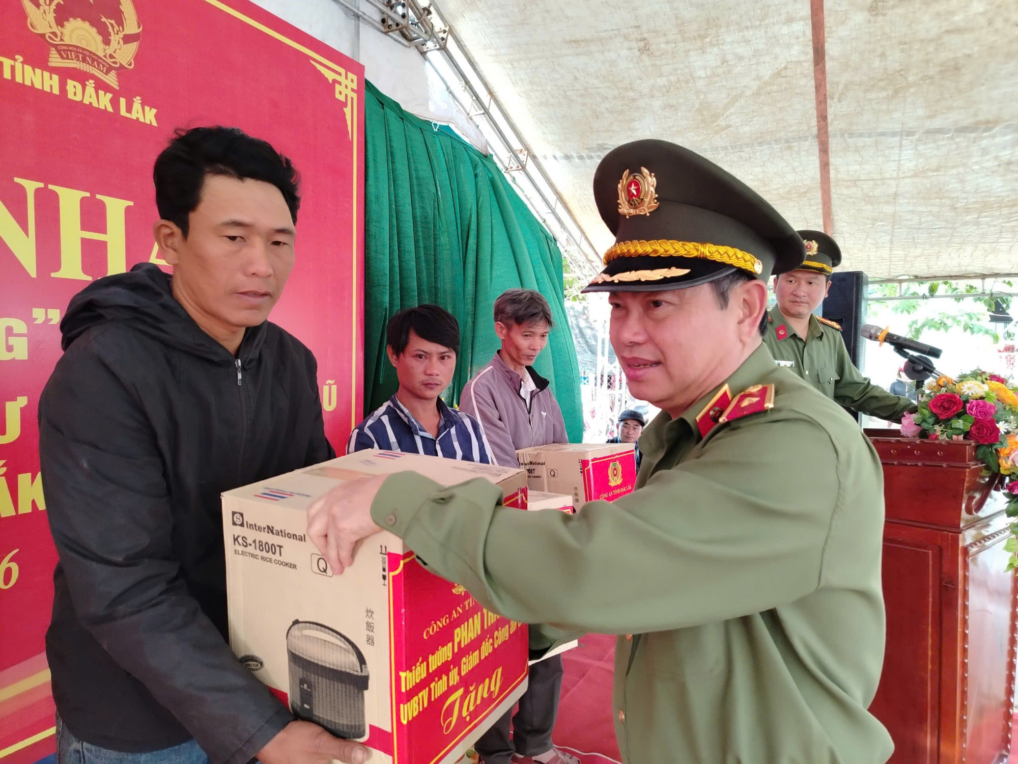  Thiếu tướng Phan Thanh Tám, Giám đốc Công an tỉnh Đắk Lắk trao tặng nhiều phần quà ý nghĩa cho người dân - ảnh: S.Đ.
