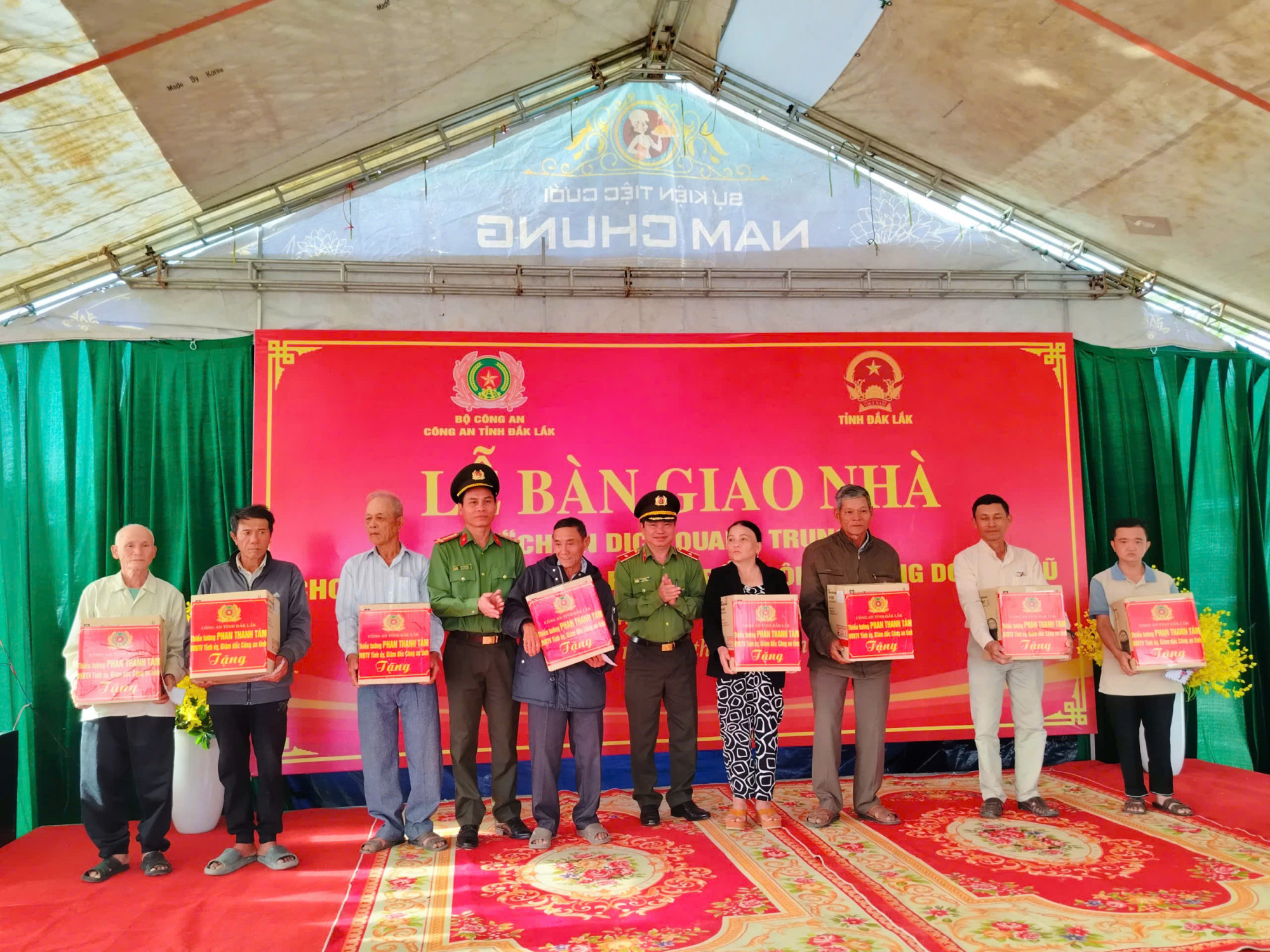 Công an tỉnh Đắk Lắk bàn giao nhà ở Chiến dịch Quang Trung cho người dân 