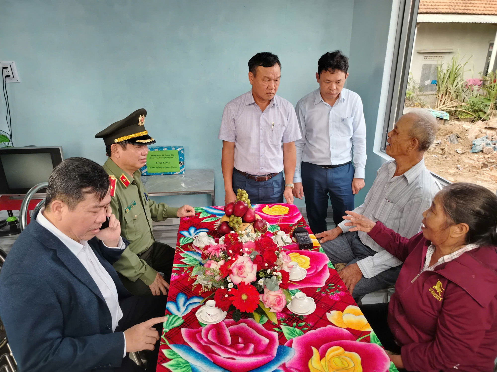 lãnh đạo UBND tỉnh và Công an tỉnh đã chúc mừng các hộ gia đình có thêm mái ấm mới