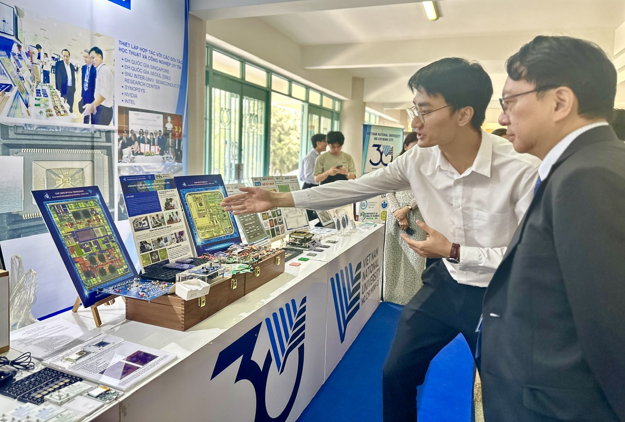 Sinh viên Đại học Quốc gia TPHCM giới thiệu về mô hình thiết bị bán dẫn mới - Ảnh: N.L