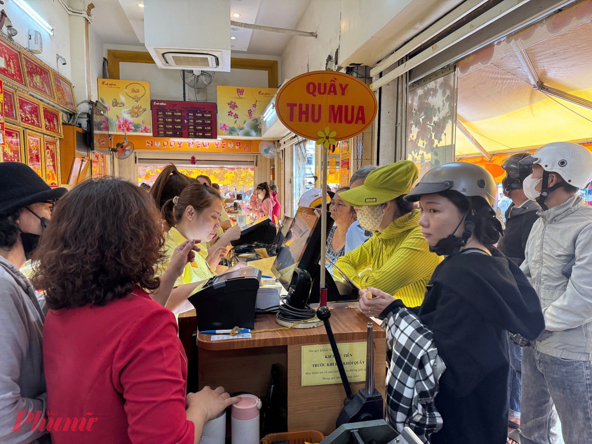 Giá vàng tăng rất cao nhưng nhiều người dân vẫn chờ mua vàng - Ảnh: Thanh Hoa