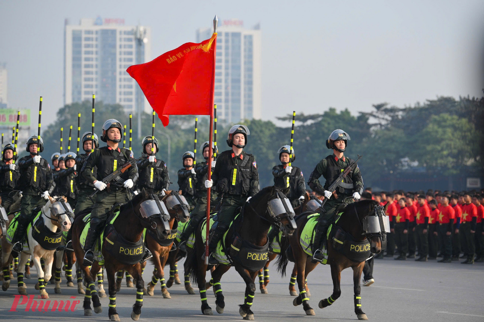 Hình ảnh các lực lượng Công an nhân dân duyệt đội ngũ.