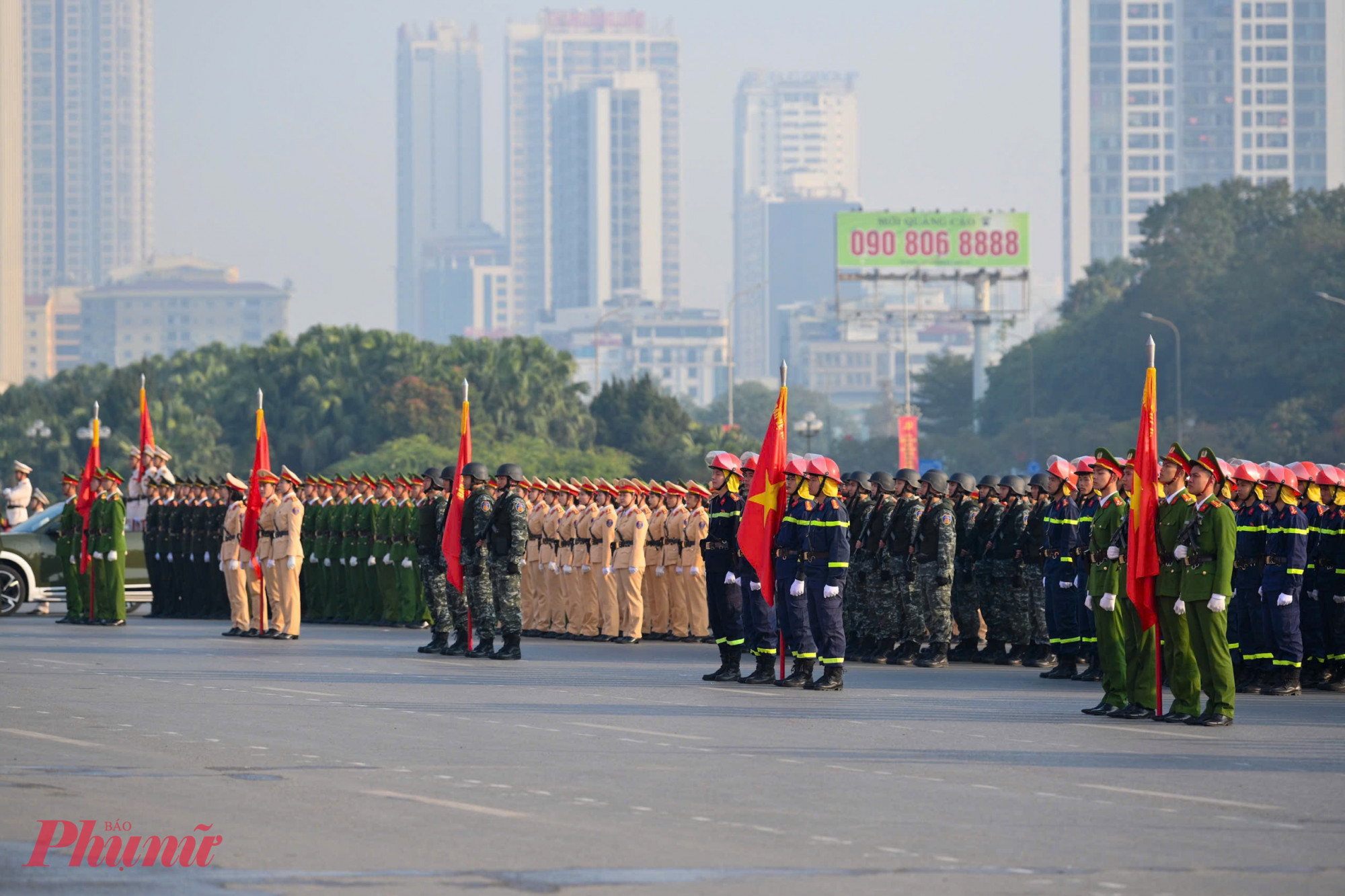 Hơn 1.000 cán bộ, chiến sĩ thuộc các lực lượng Bộ Công an, Công an TP Hà Nội đã duyệt đội ngũ trước sự chứng kiến của Thường trực Ban Bí thư Trần Cẩm Tú và lãnh đạo Bộ Công an, UBND TP Hà Nội, Công an TP Hà Nội...