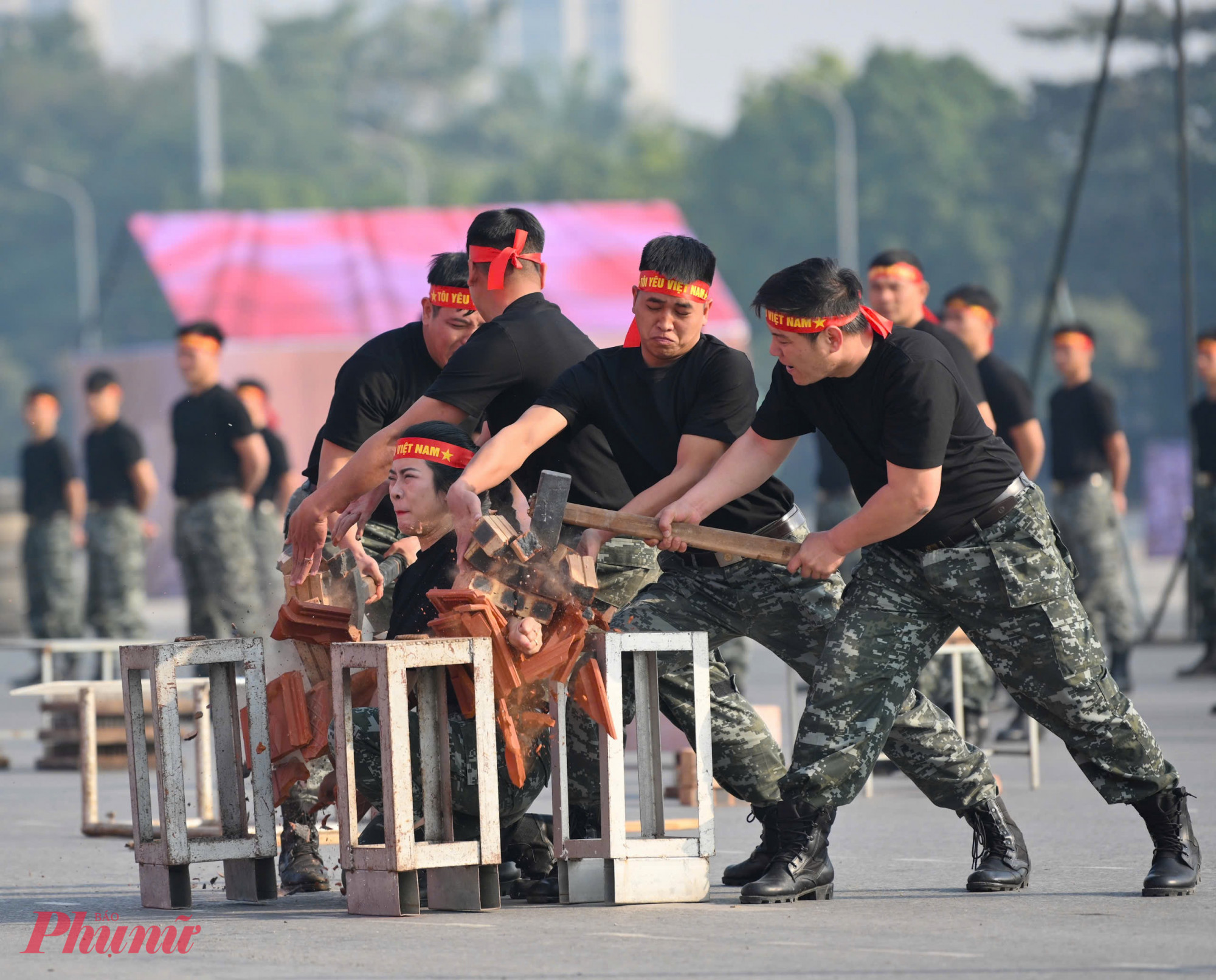 Các cán bộ chiến sĩ Đoàn Cảnh sát đặc nhiệm số 1 Bộ Tư lệnh CSCĐ trình diễn nội công, công phá. 