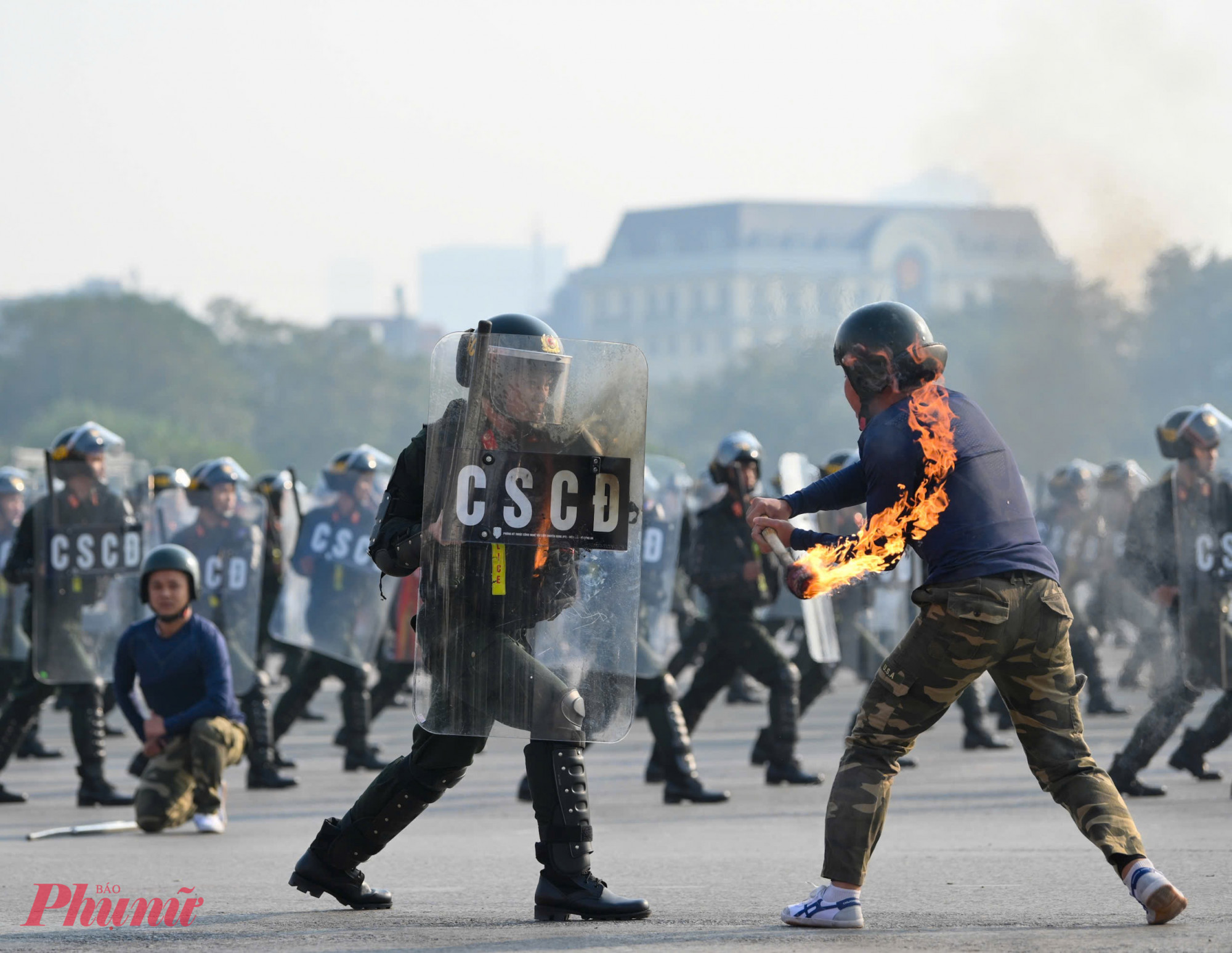 Sau lễ xuất quân, lực lượng Cảnh sát cơ động trình diễn các thế võ tấn công, trấn áp tội phạm.