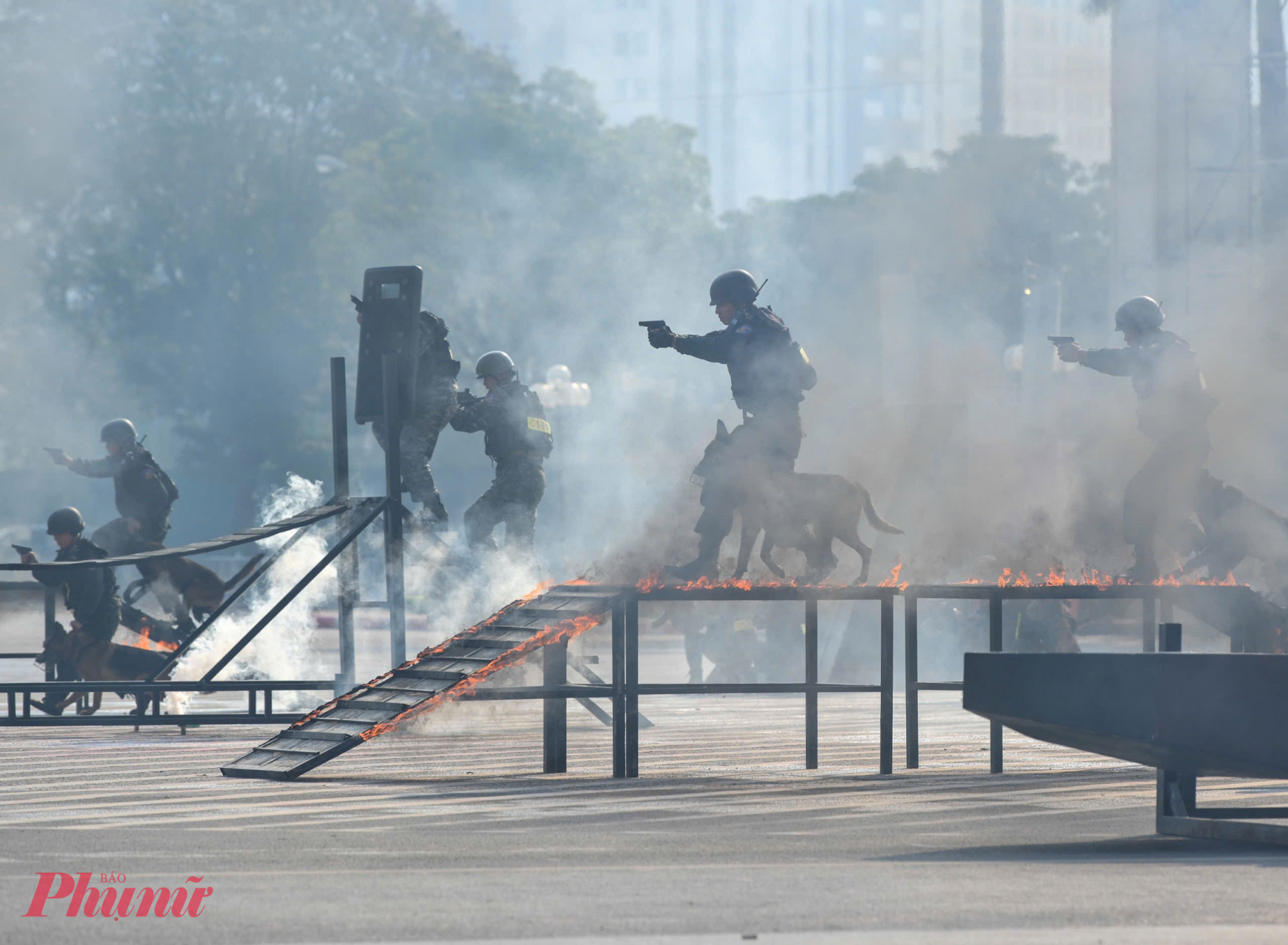 Cảnh sát đặc nhiệm vượt cầu độc mộc, bắn súng ở các tư thế khác nhau. Các tư thế này tạo cho người bắn chiếm được thế chủ động nhằm áp đảo đối tượng, buộc tội phạm phải co cụm tạo thế chủ động cho ta.